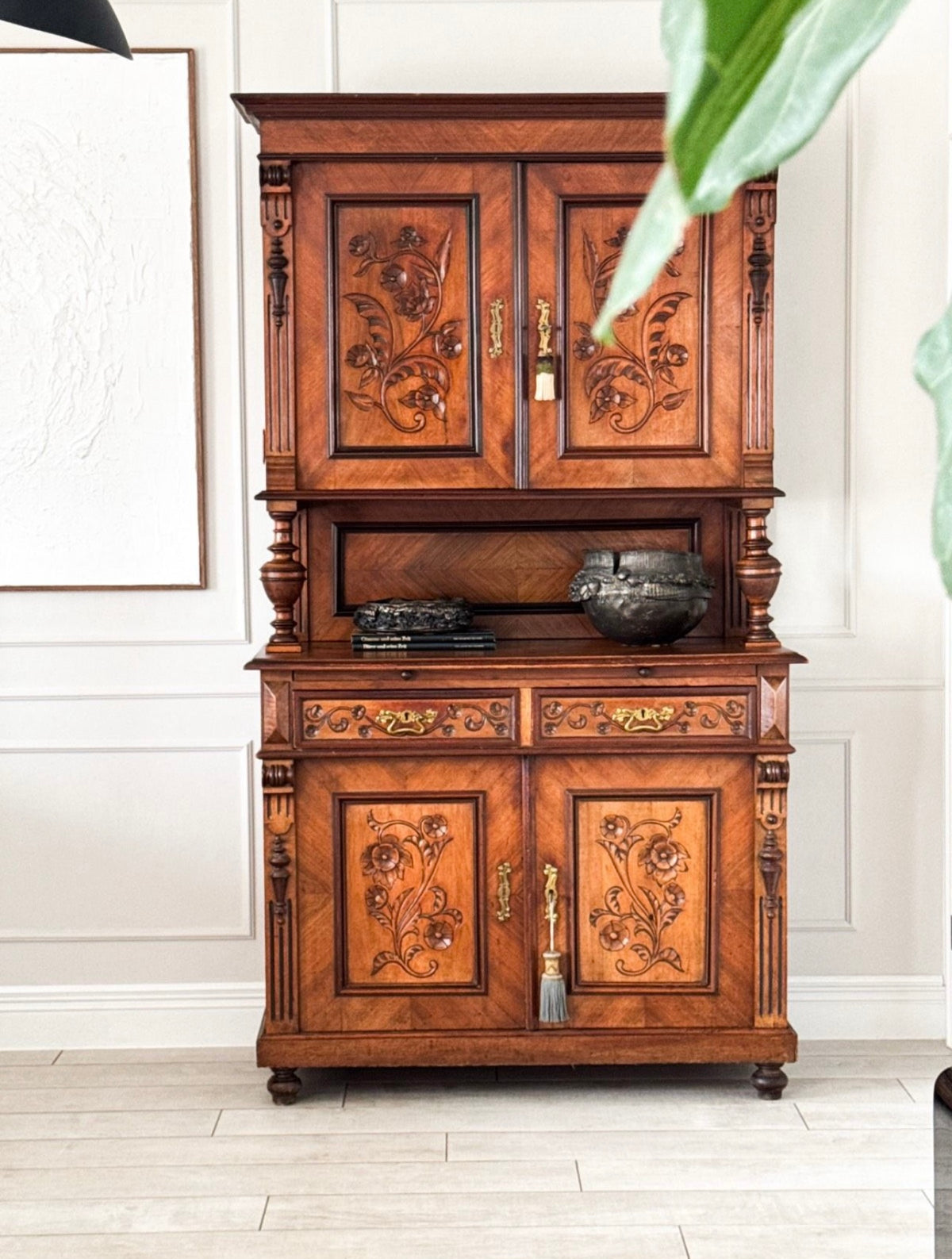 ANTIKER JUGENDSTIL BUFFETSCHRANK IN NUSSBAUM