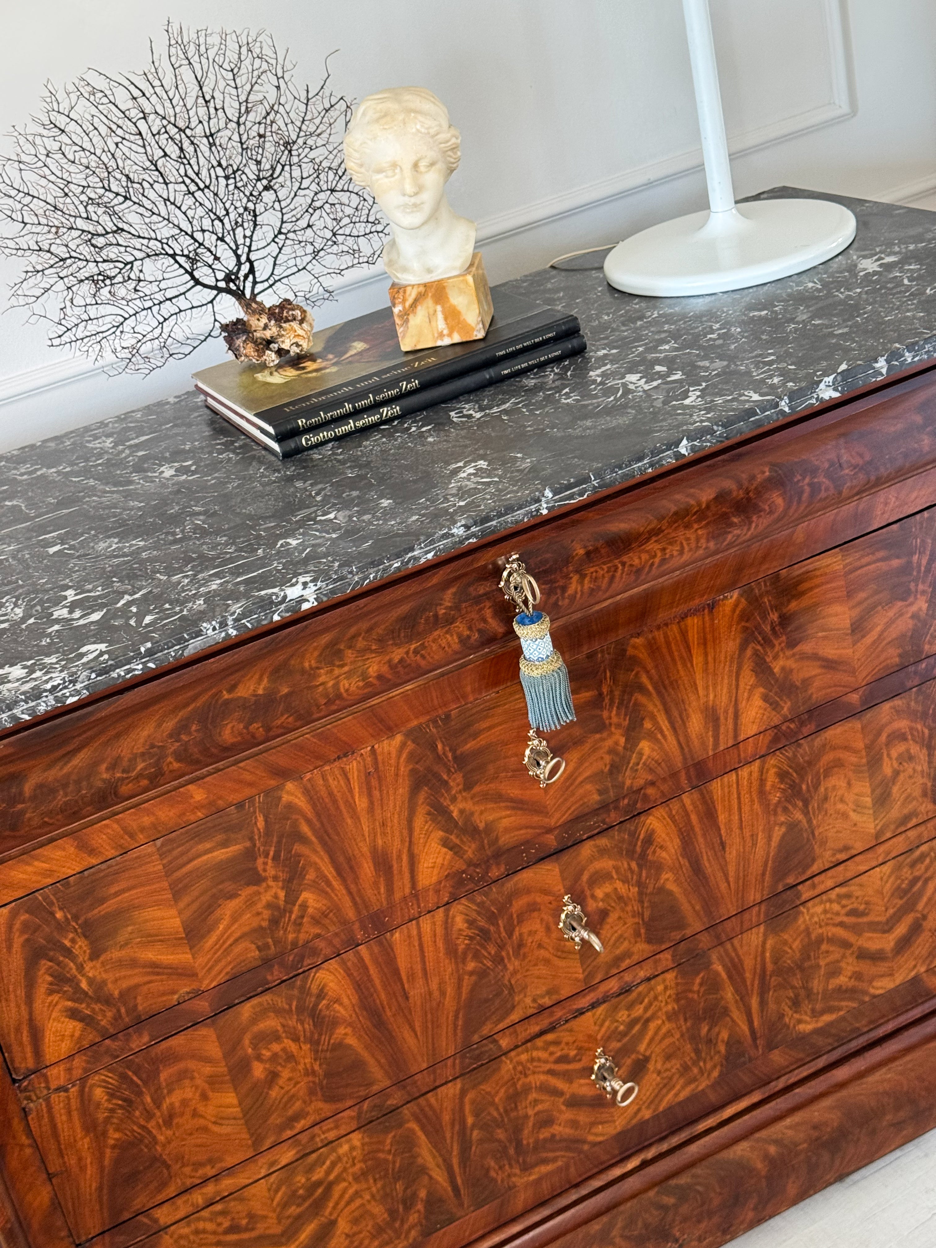 ANTIKE BIEDERMEIER KOMMODE MIT MARMORPLATTE