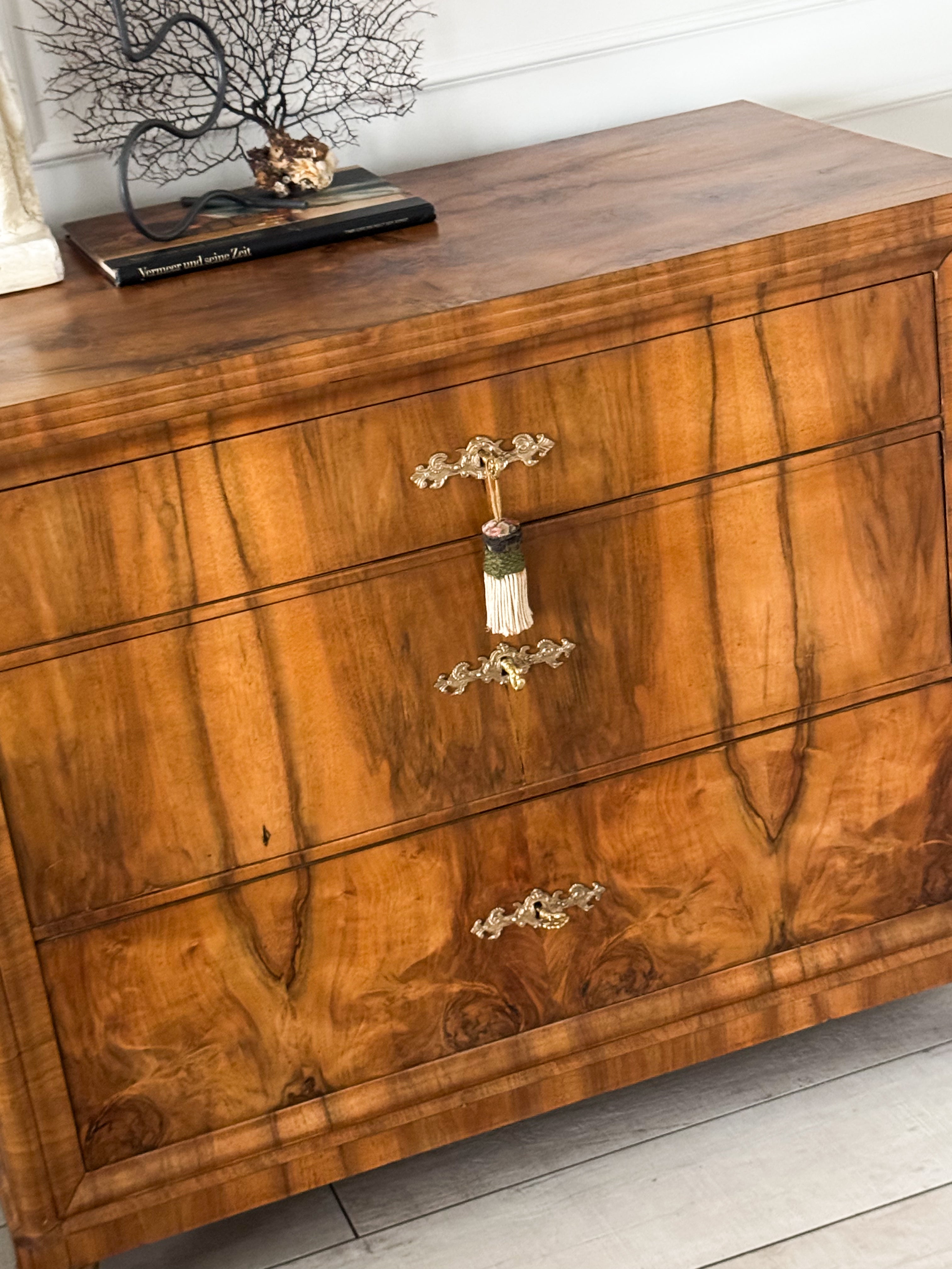 HÜBSCHE ANTIKE BIEDERMEIER KOMMODE NUSSBAUM