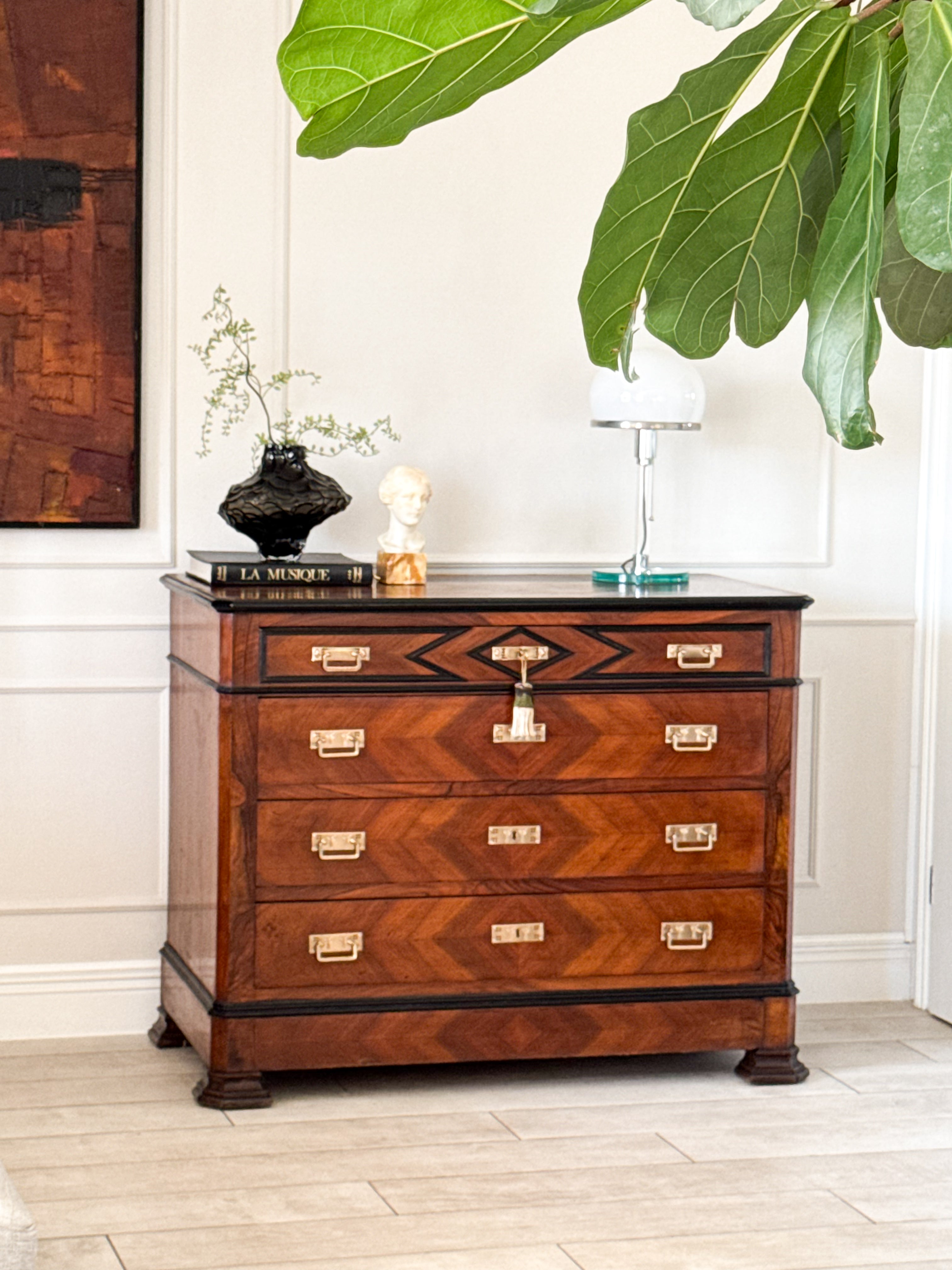 ELEGANTE FRANZÖSISCHE KOMMODE AUS NUSSBAUM