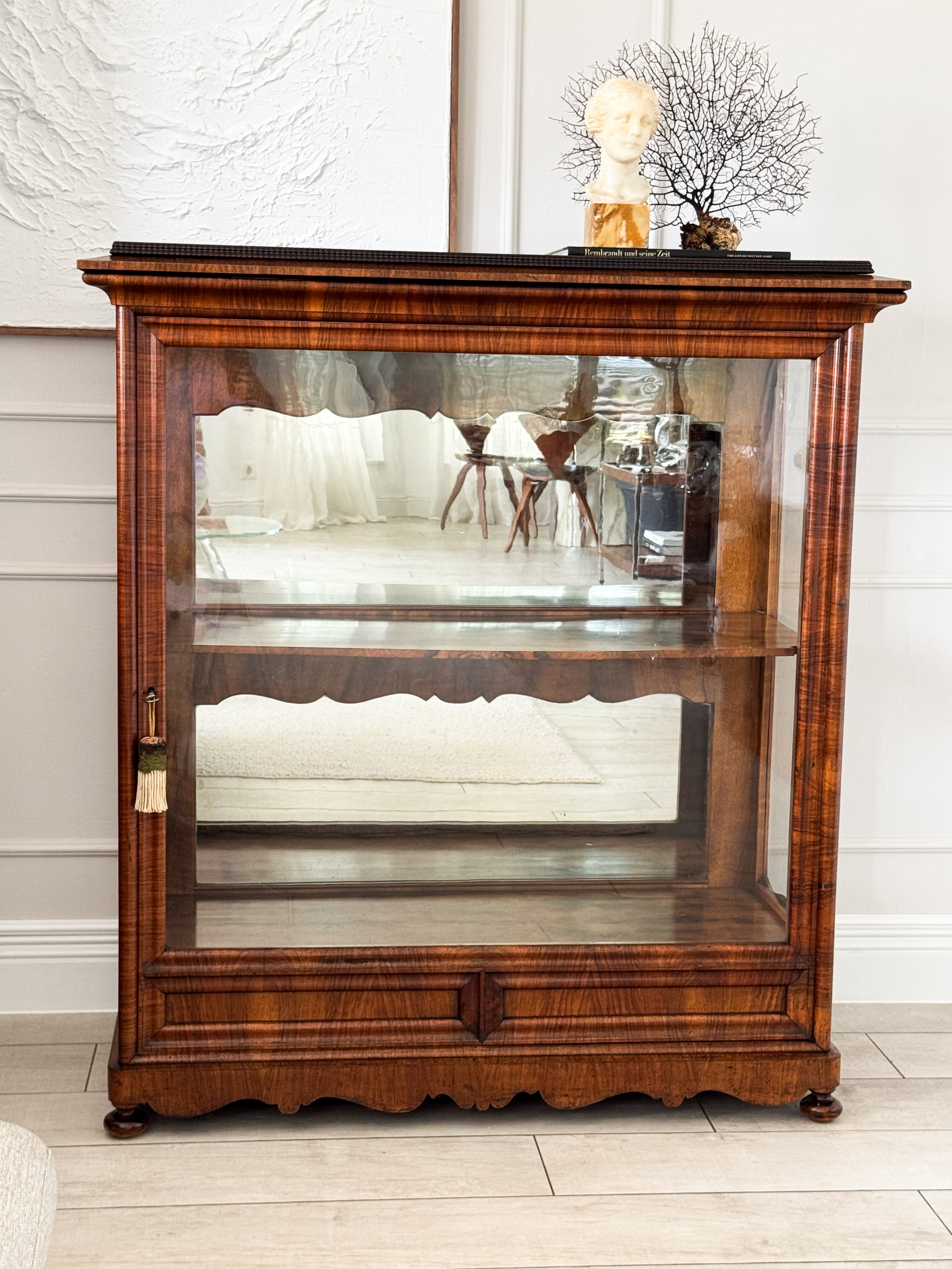 EDLER ANTIKER BIEDERMEIER VITRINENSCHRANK IN NUSSBAUM