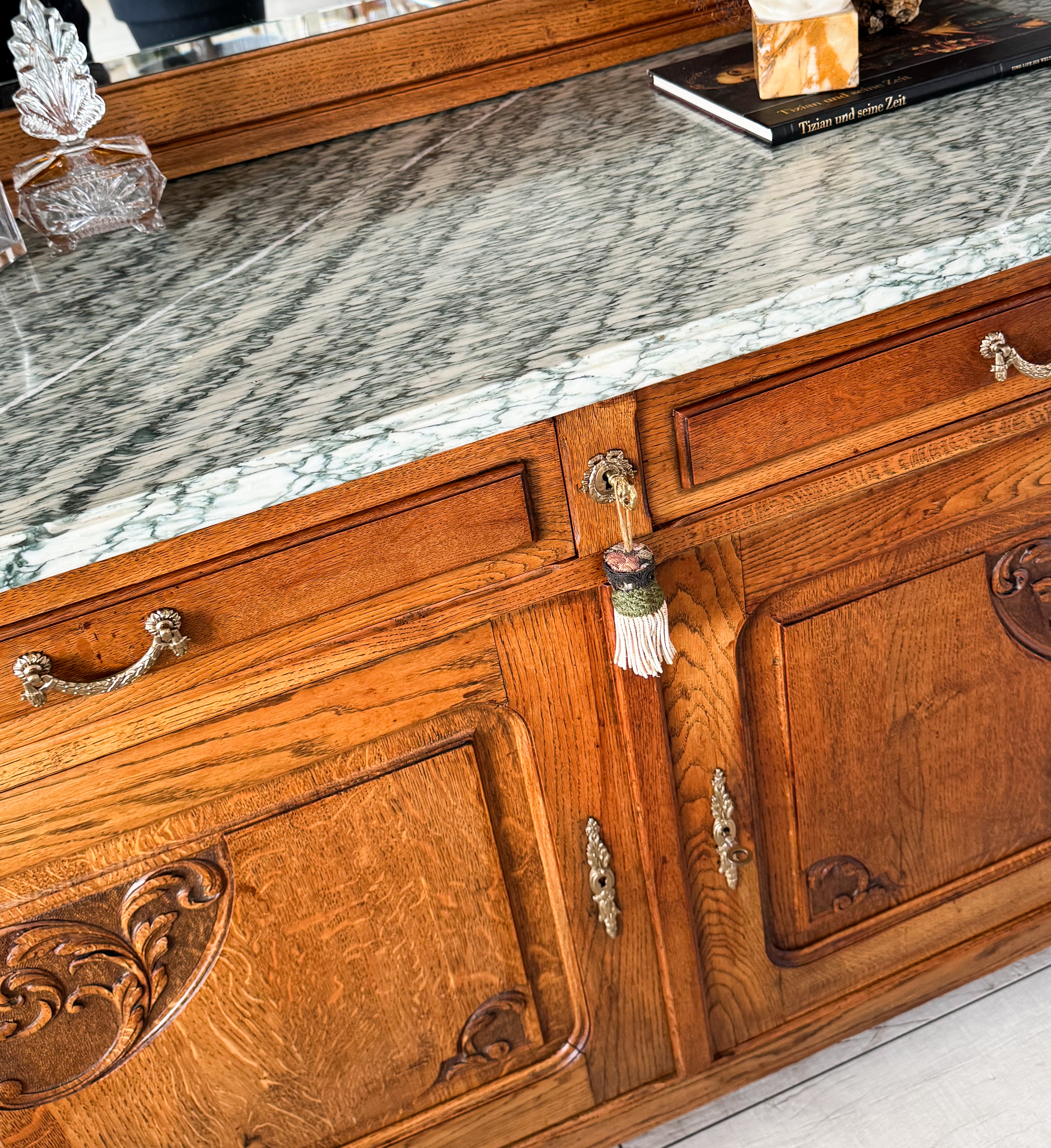 ANTIKER FRANZÖSISCHER BUFFETSCHRANK MIT MARMORPLATTE