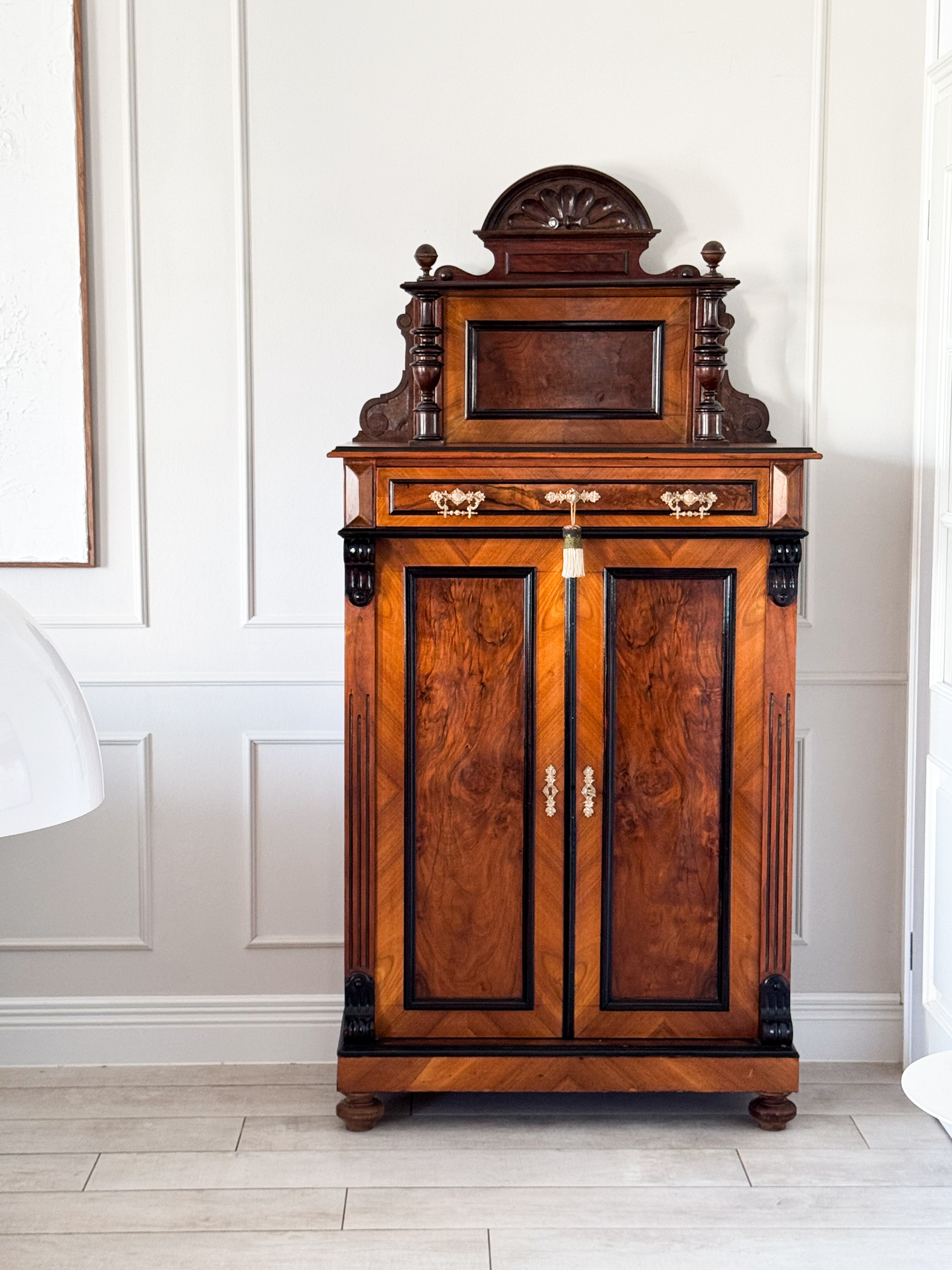 ANTIKER GRÜNDERZEIT VERTIKOSCHRANK IN NUSSBAUM