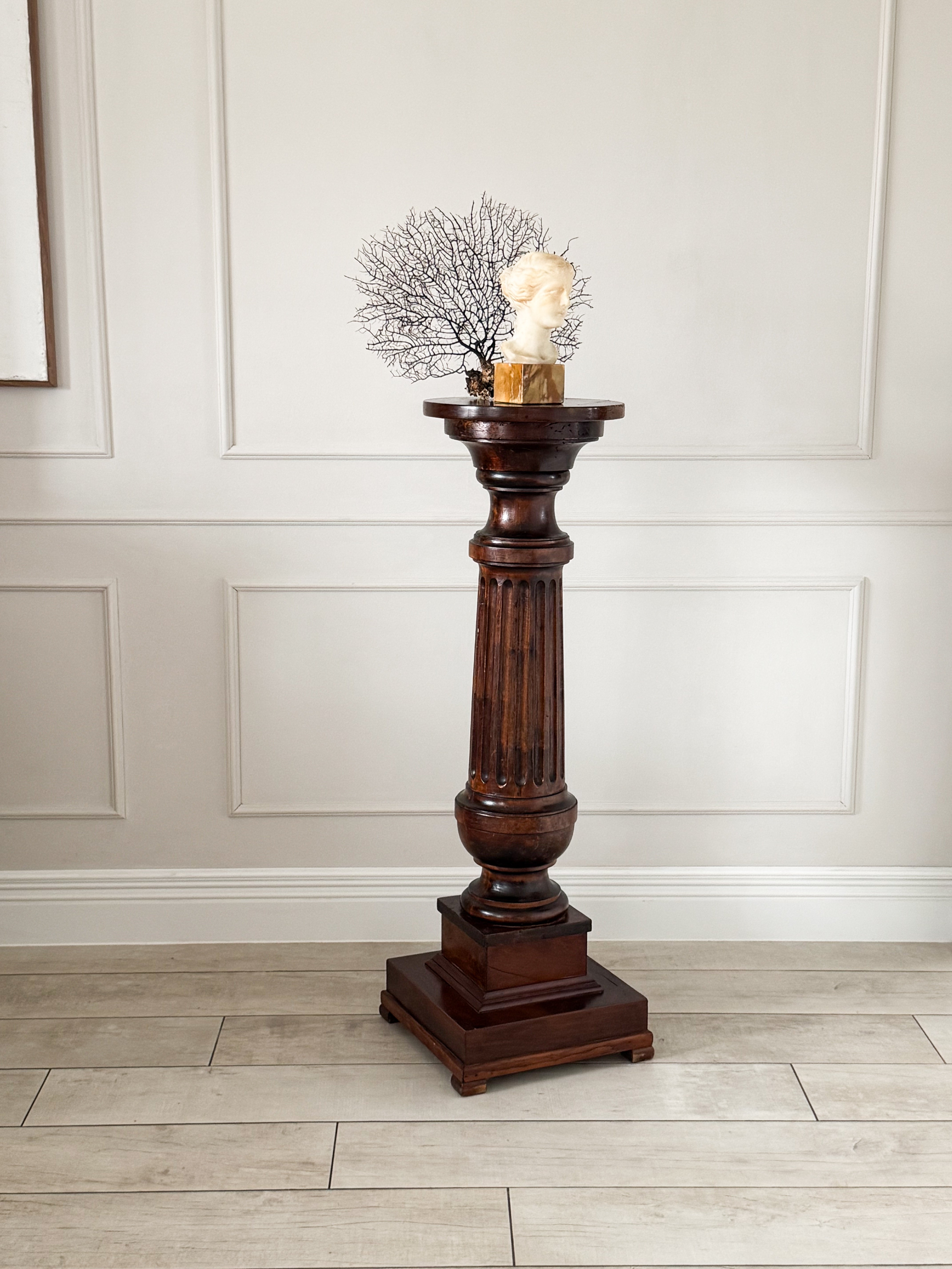 ANTIKE SÄULE AUS MASSIVEM NUSSBAUM