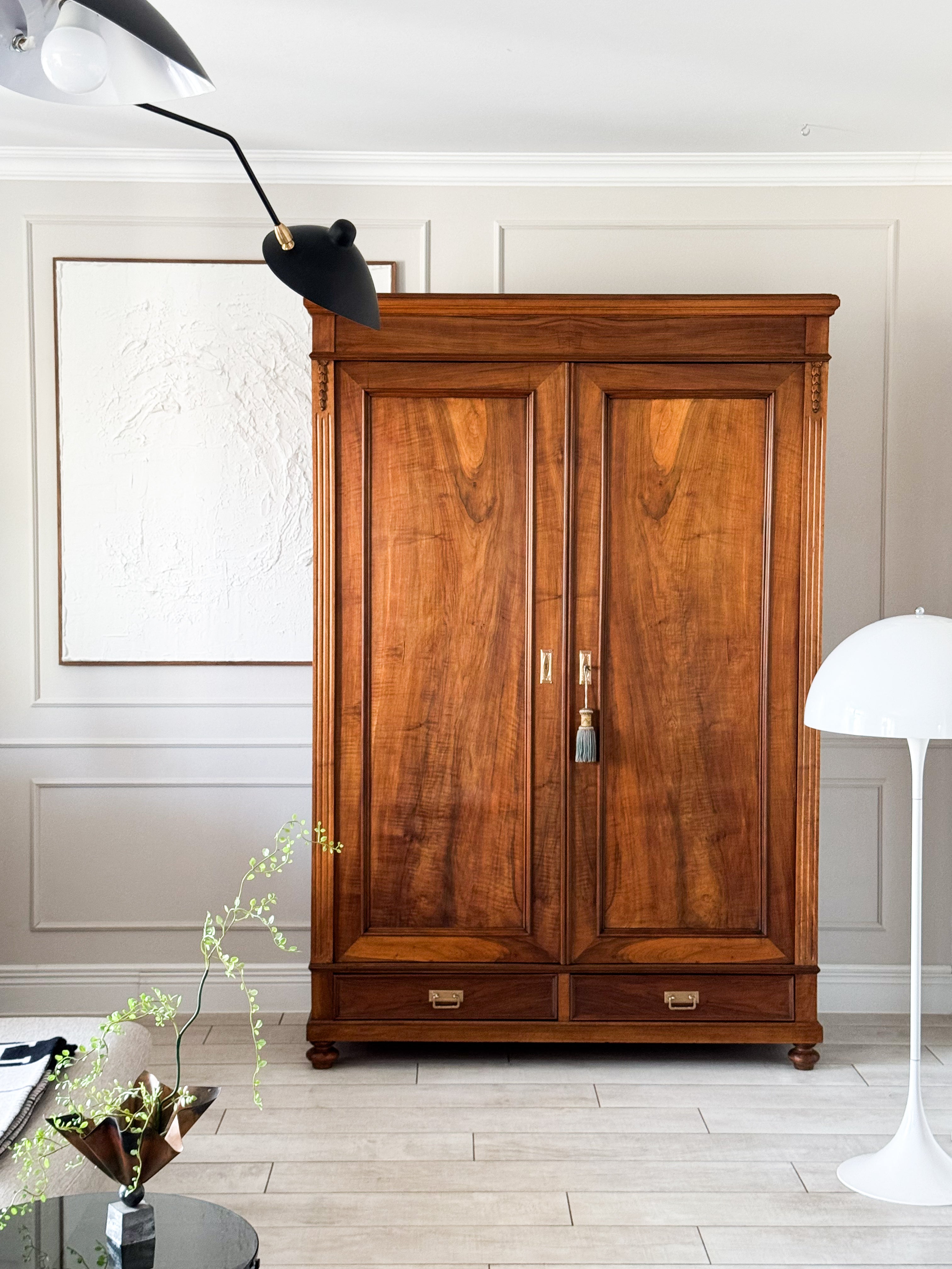 ANTIKER FRANZÖSISCHER SCHRANK AUS NUSSBAUM