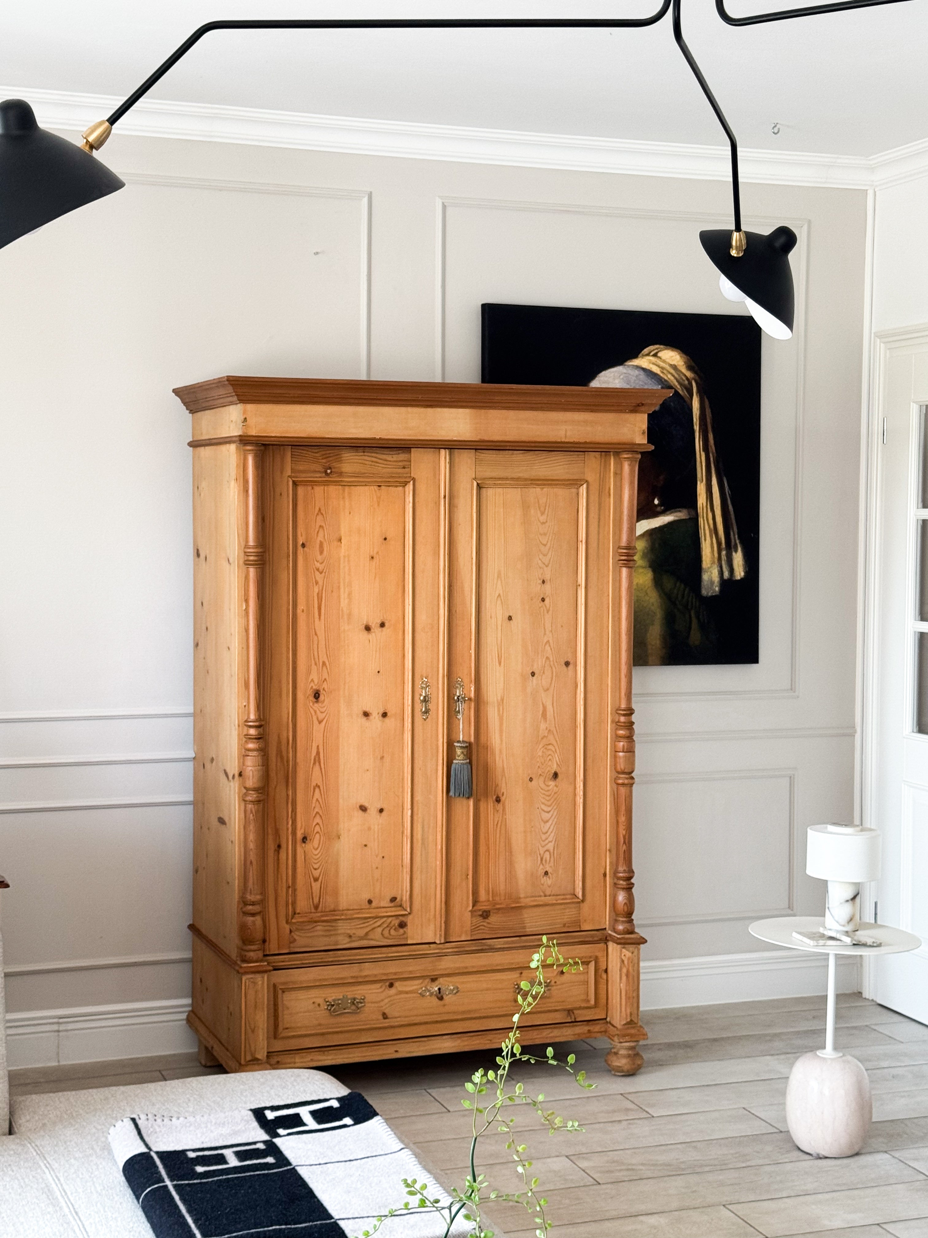 ELEGANTER ANTIKER WEICHHOLZSCHRANK UM 1900