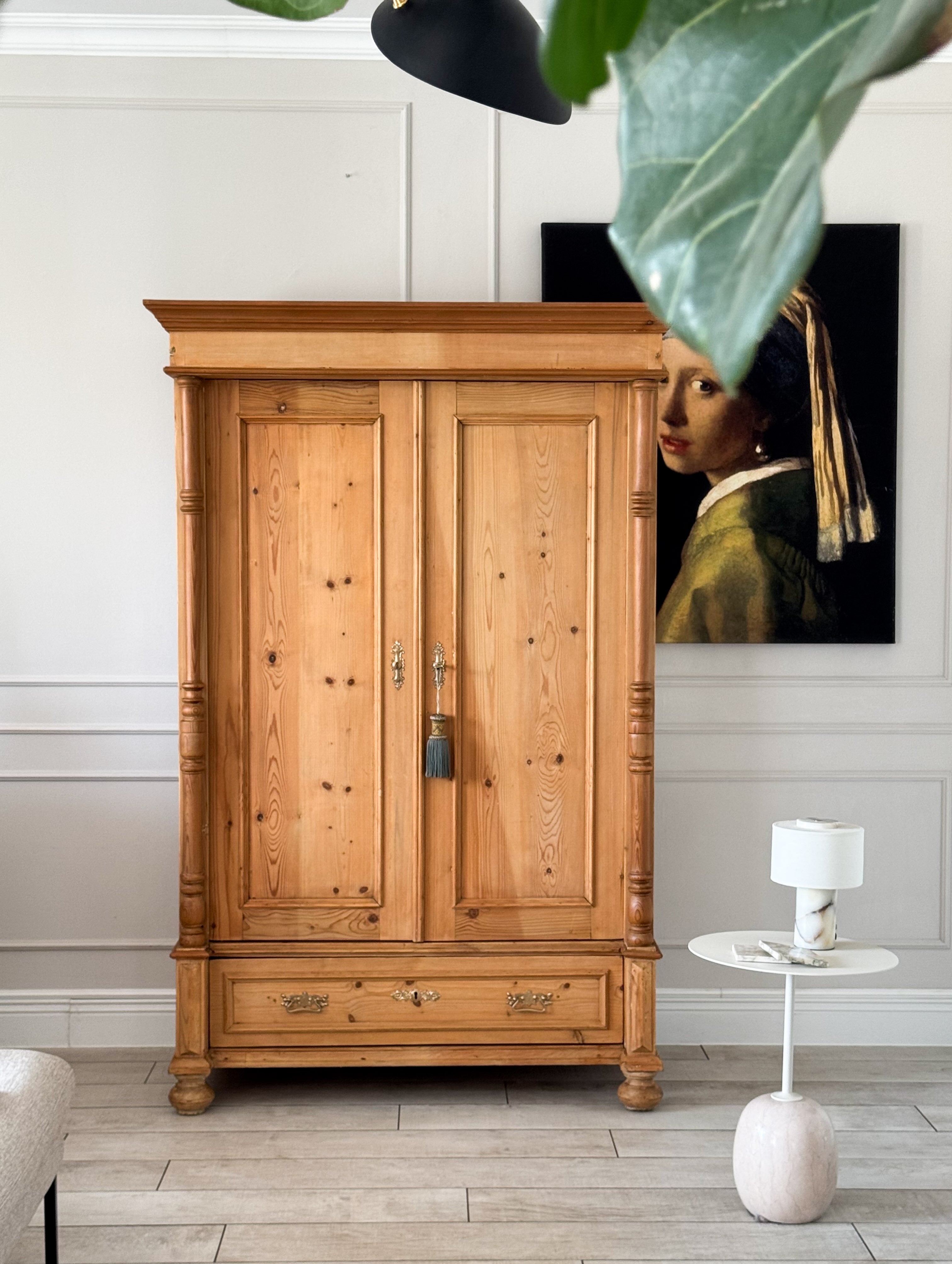 ELEGANTER ANTIKER WEICHHOLZSCHRANK UM 1900