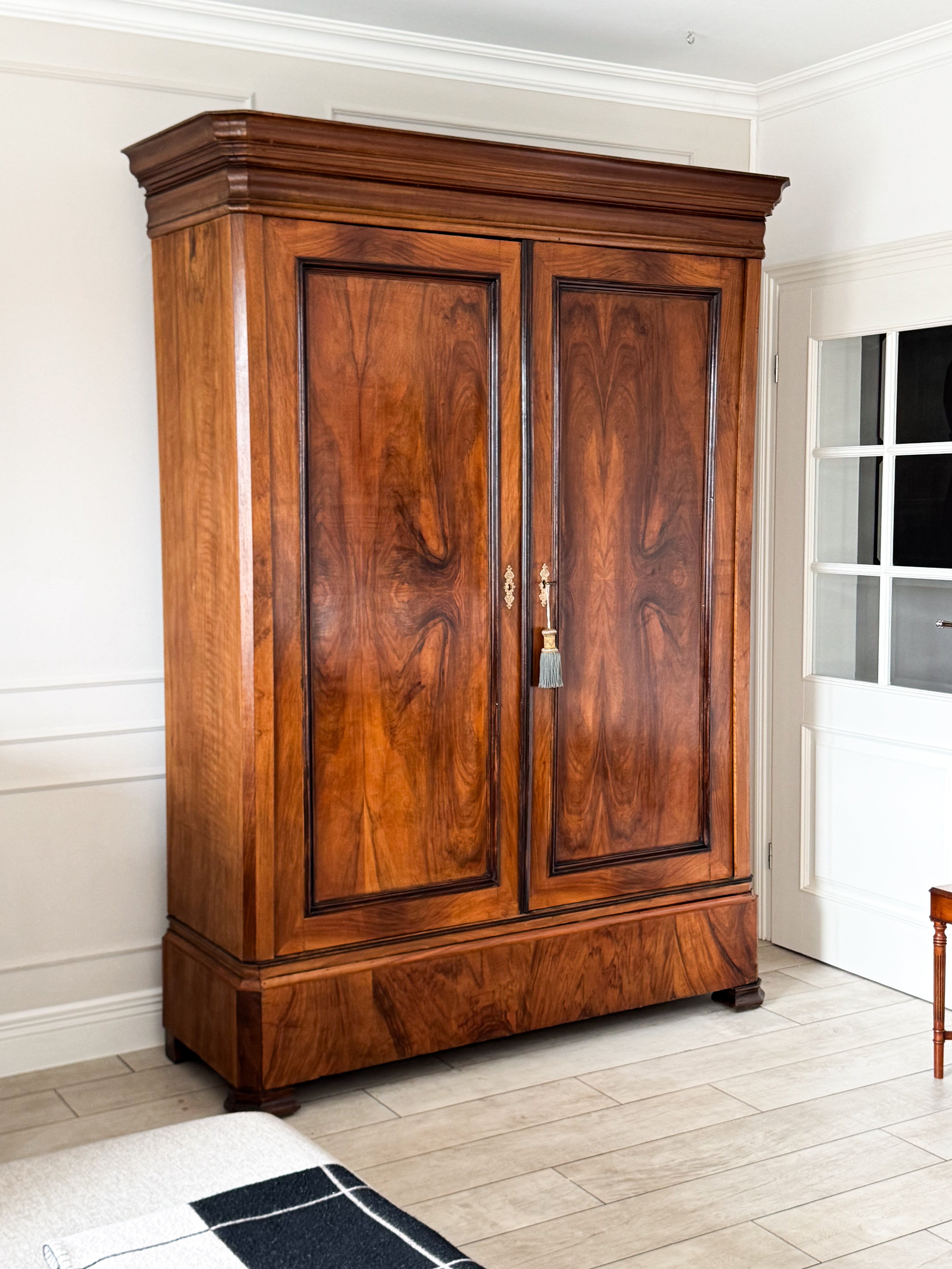 ANTIKER FRANZÖSISCHER SCHRANK AUS NUSSBAUM