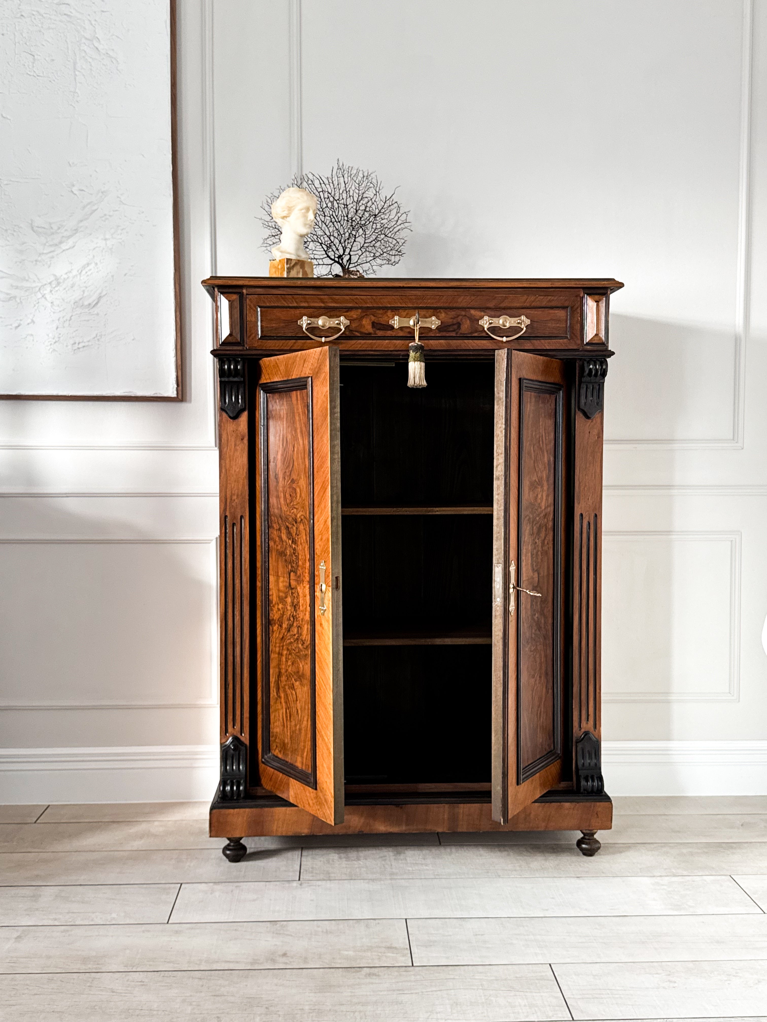 ANTIKER VERTIKOSCHRANK IN NUSSBAUM GRÜNDERZEIT