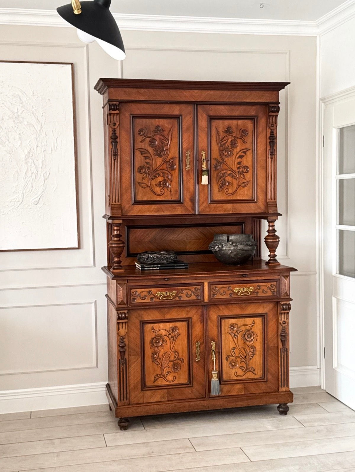 ANTIKER JUGENDSTIL BUFFETSCHRANK IN NUSSBAUM