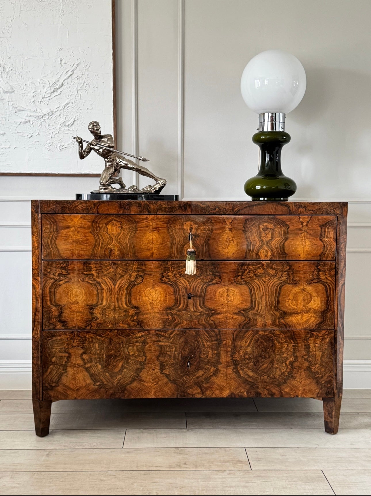 AUSGEFALLENE ELEGANTE BIEDERMEIER SCHREIBKOMMODE NUSSBAUM
