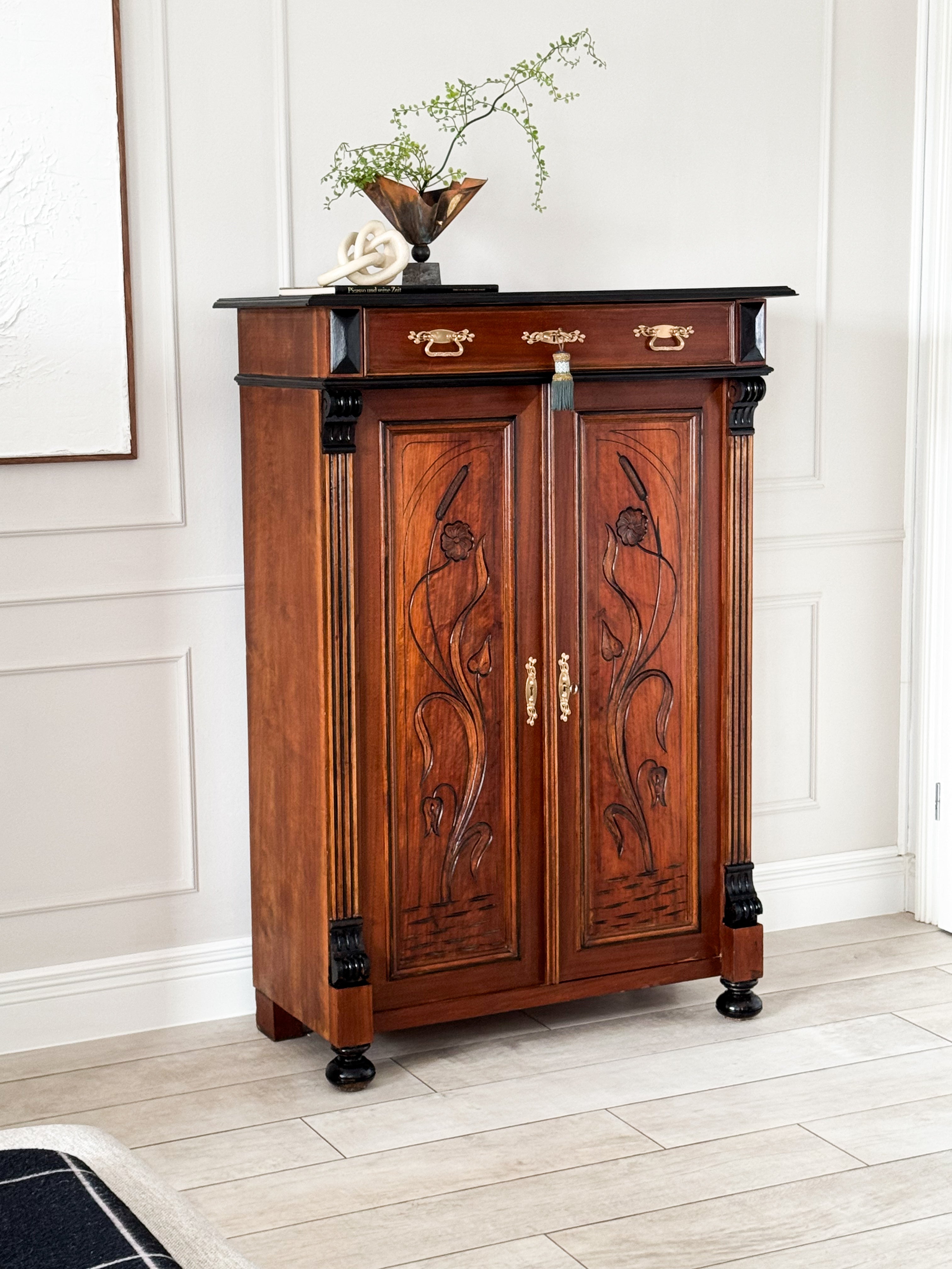 ANTIKER VERTIKOSCHRANK IN NUSSBAUM GRÜNDERZEIT