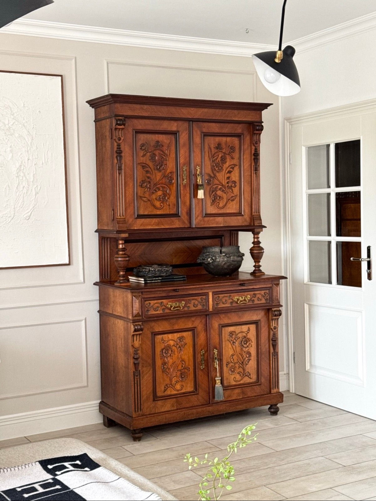 ANTIKER JUGENDSTIL BUFFETSCHRANK IN NUSSBAUM