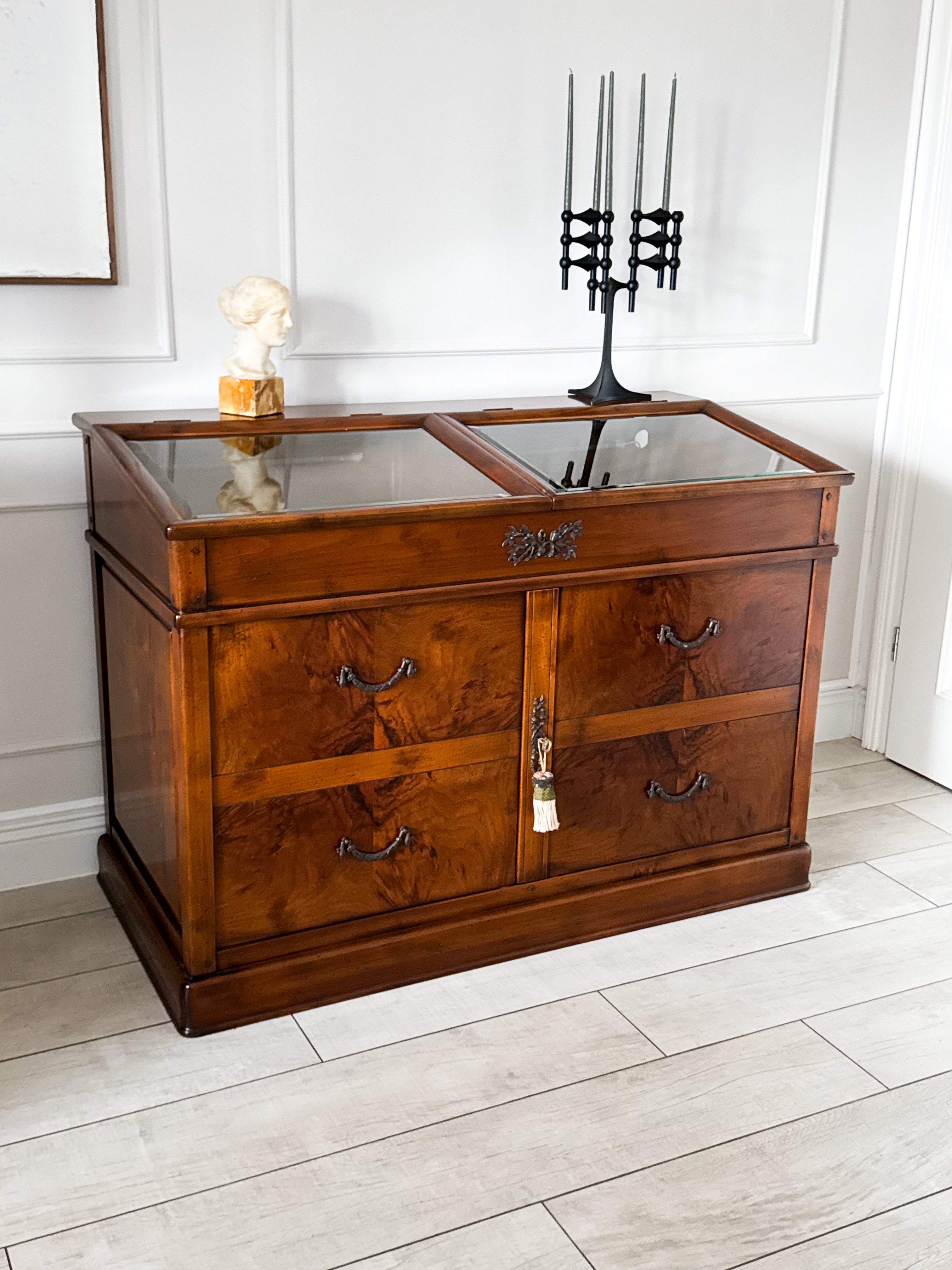 FRANZÖSISCHE VINTAGE KOMMODE MIT VITRINENAUFSATZ IN NUSSBAUM