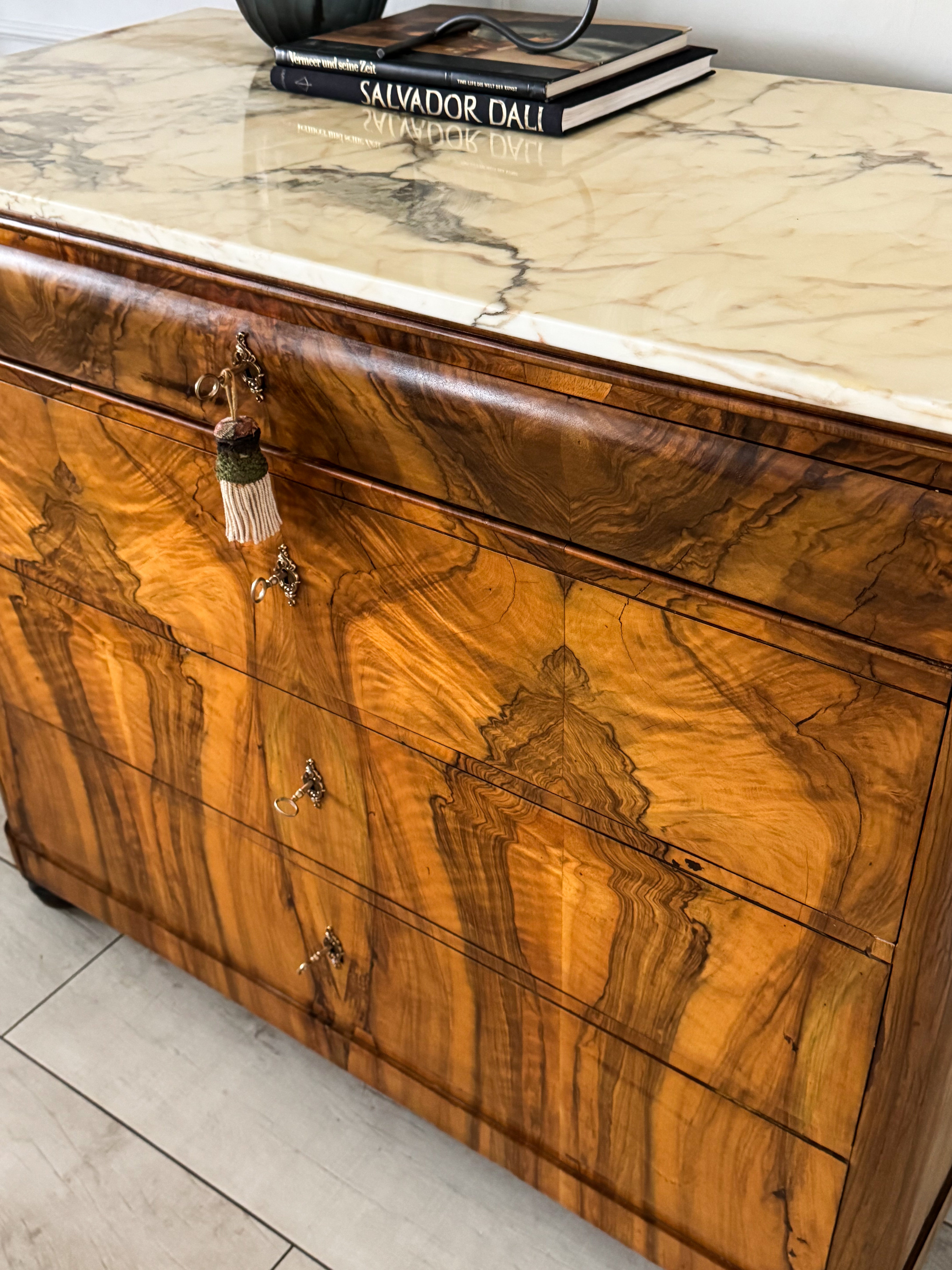 ANTIKE BIEDERMEIER KOMMODE MIT MARMORPLATTE NUSSBAUM SCHÖNE MASERUNG