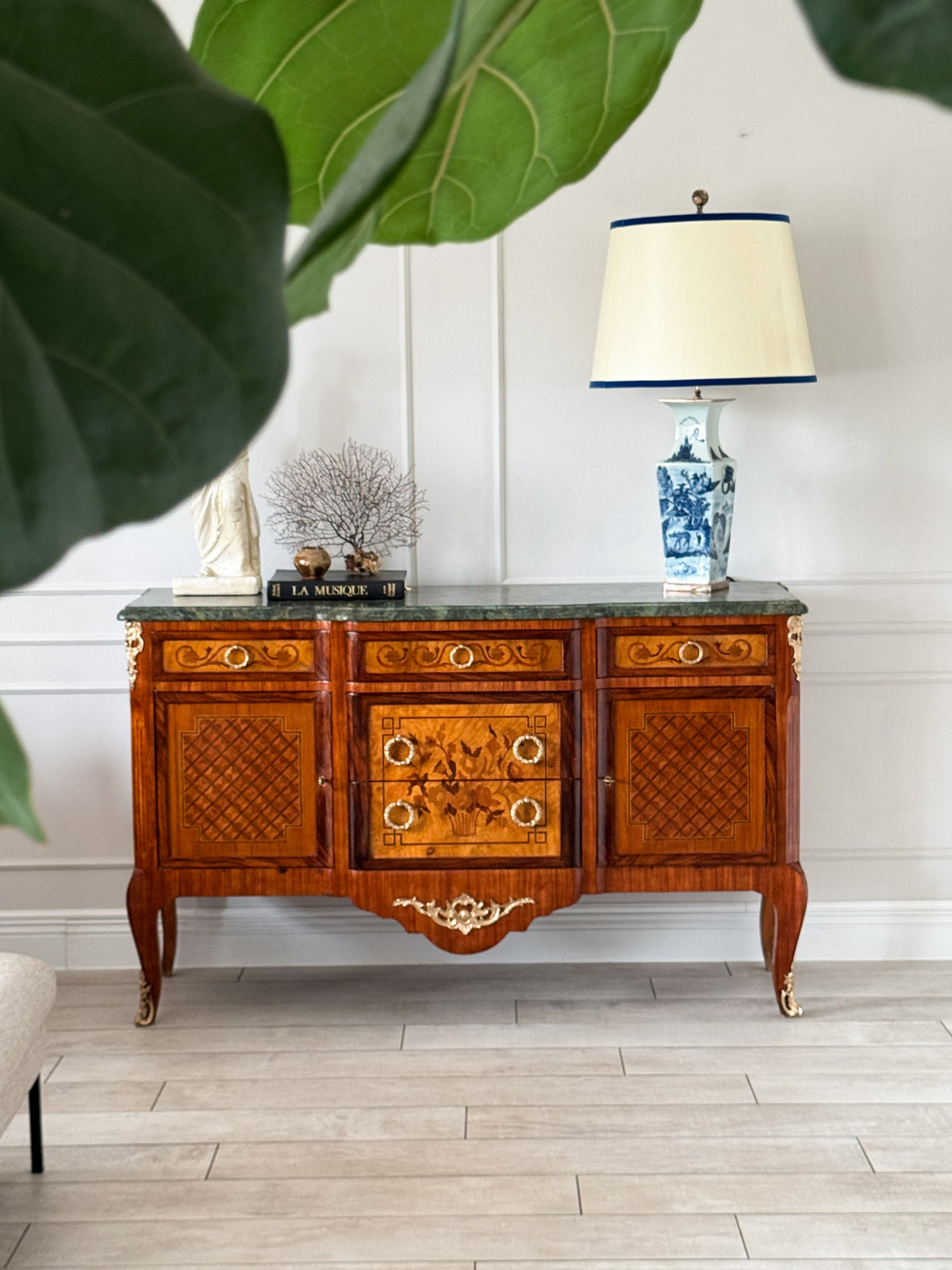 ANTIKES FRANZÖSISCHES SIDEBOARD MIT MARKETERIE UND MARMORPLATTE