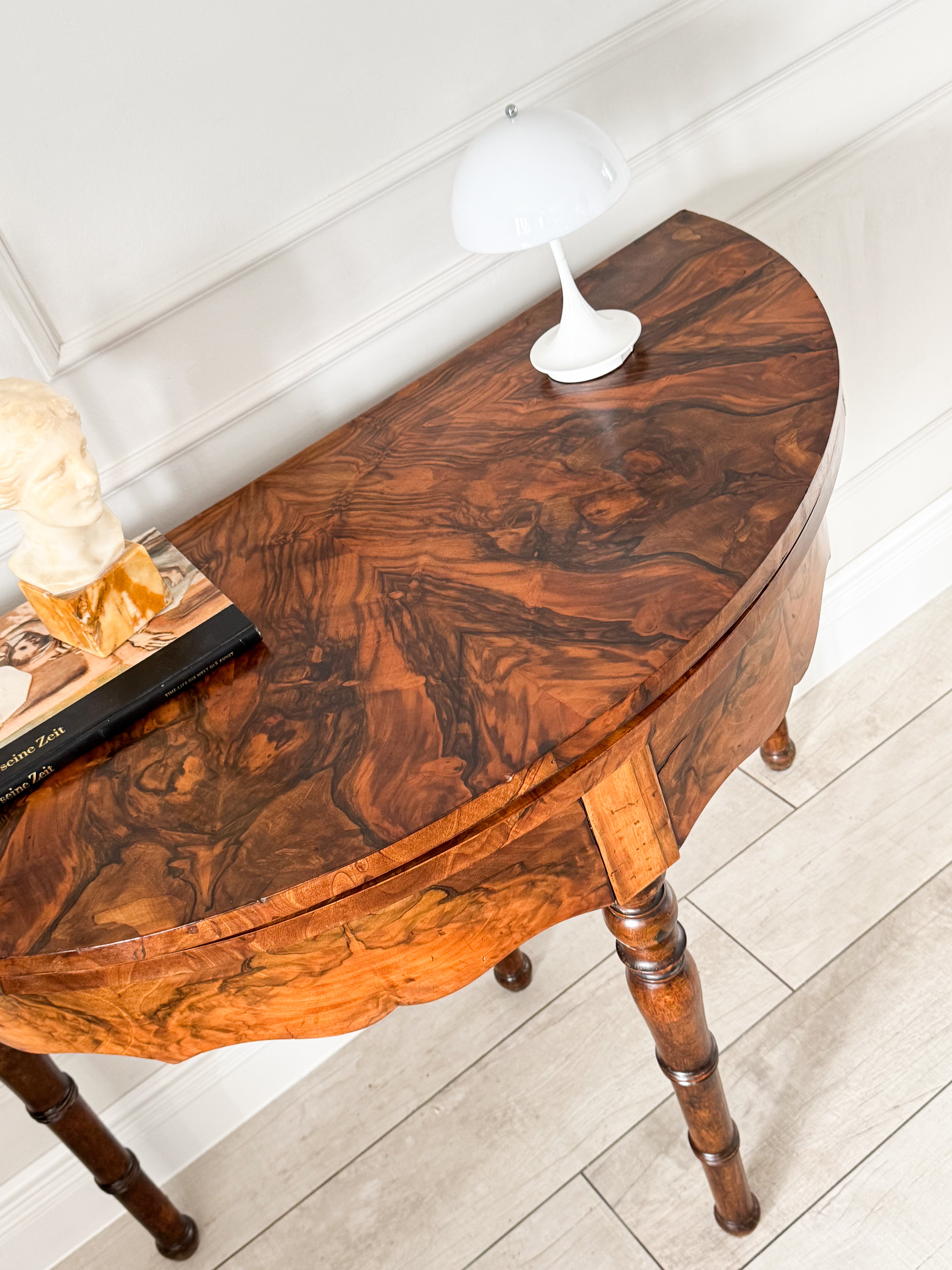 ANTIKER DEMI LUNE TISCH NUSSBAUM MIT SCHÖNER MASERUNG