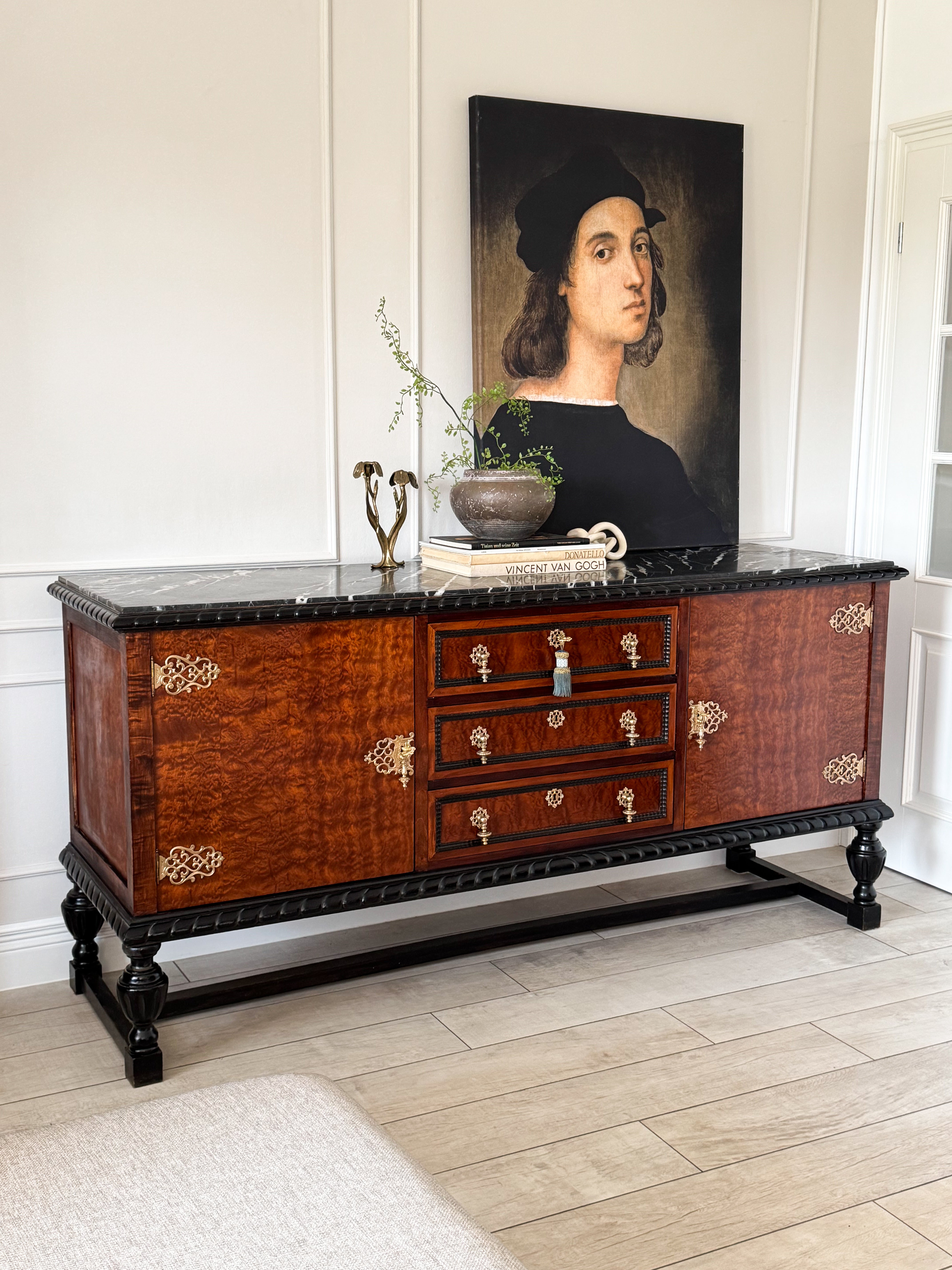 AUSGEFALLENES ANTIKES SIDEBOARD MIT MARMORPLATTE