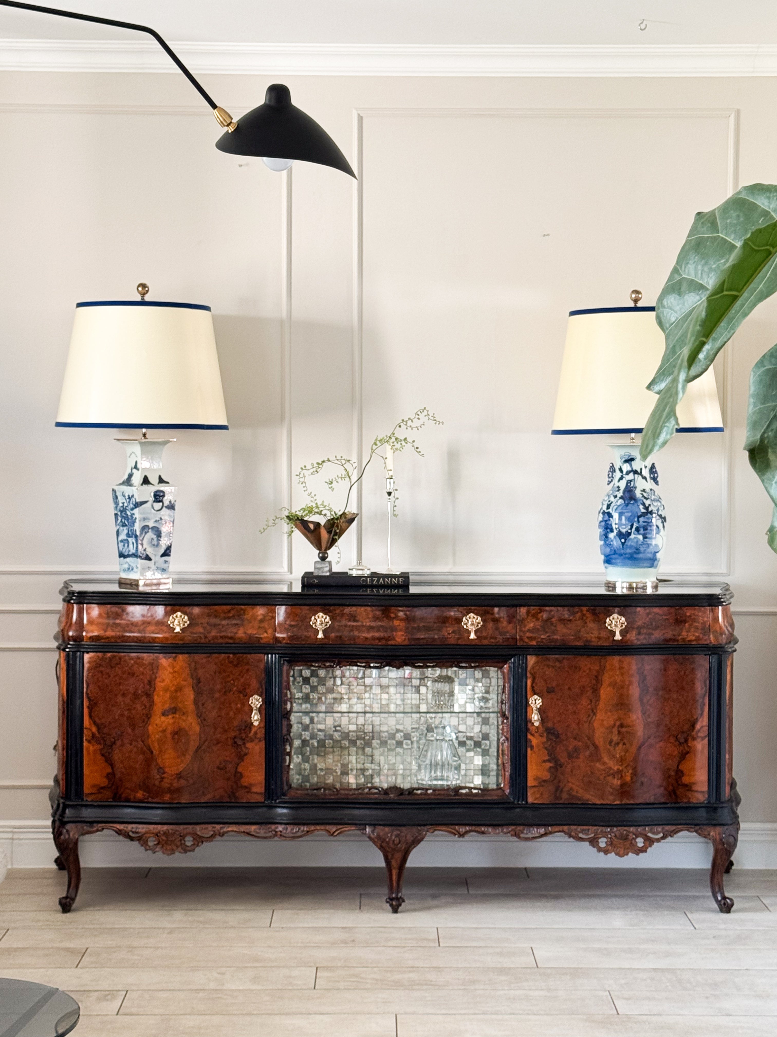 AUSGEFALLENES ANTIKES SIDEBOARD MIT BAR
