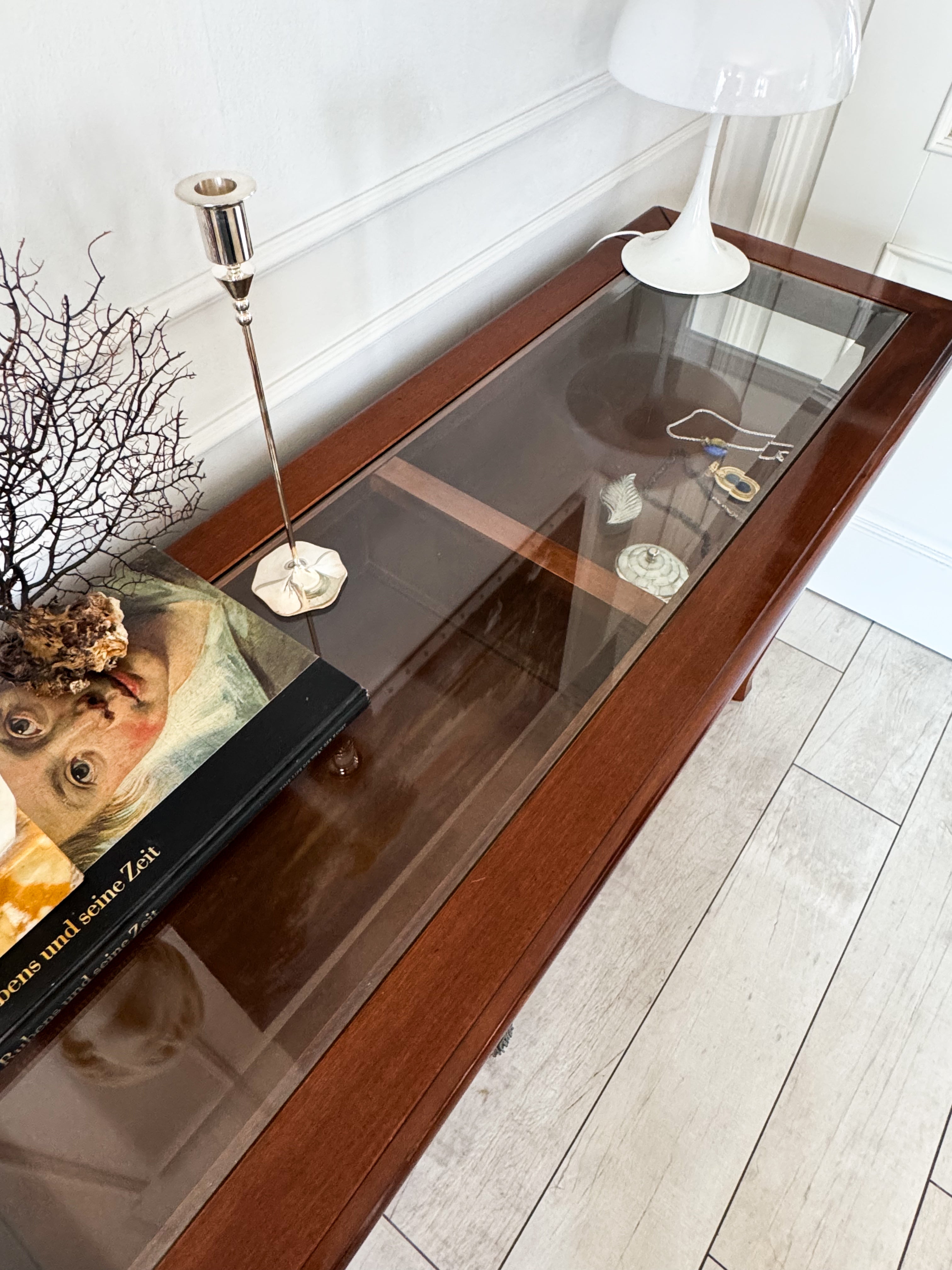 VINTAGE KONSOLENTISCH MIT VITRINE IN NUSSBAUM