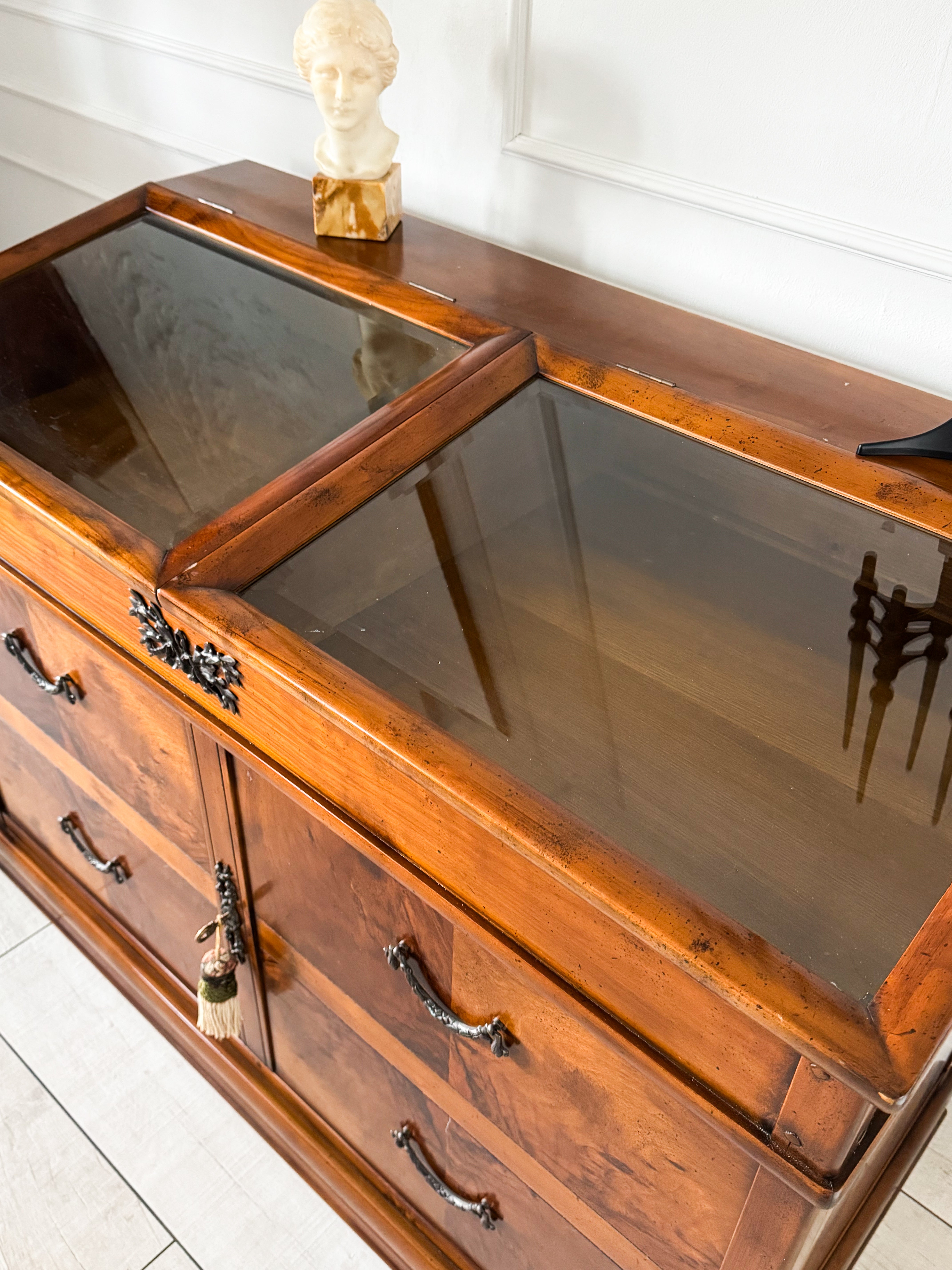 FRANZÖSISCHE VINTAGE KOMMODE MIT VITRINENAUFSATZ IN NUSSBAUM