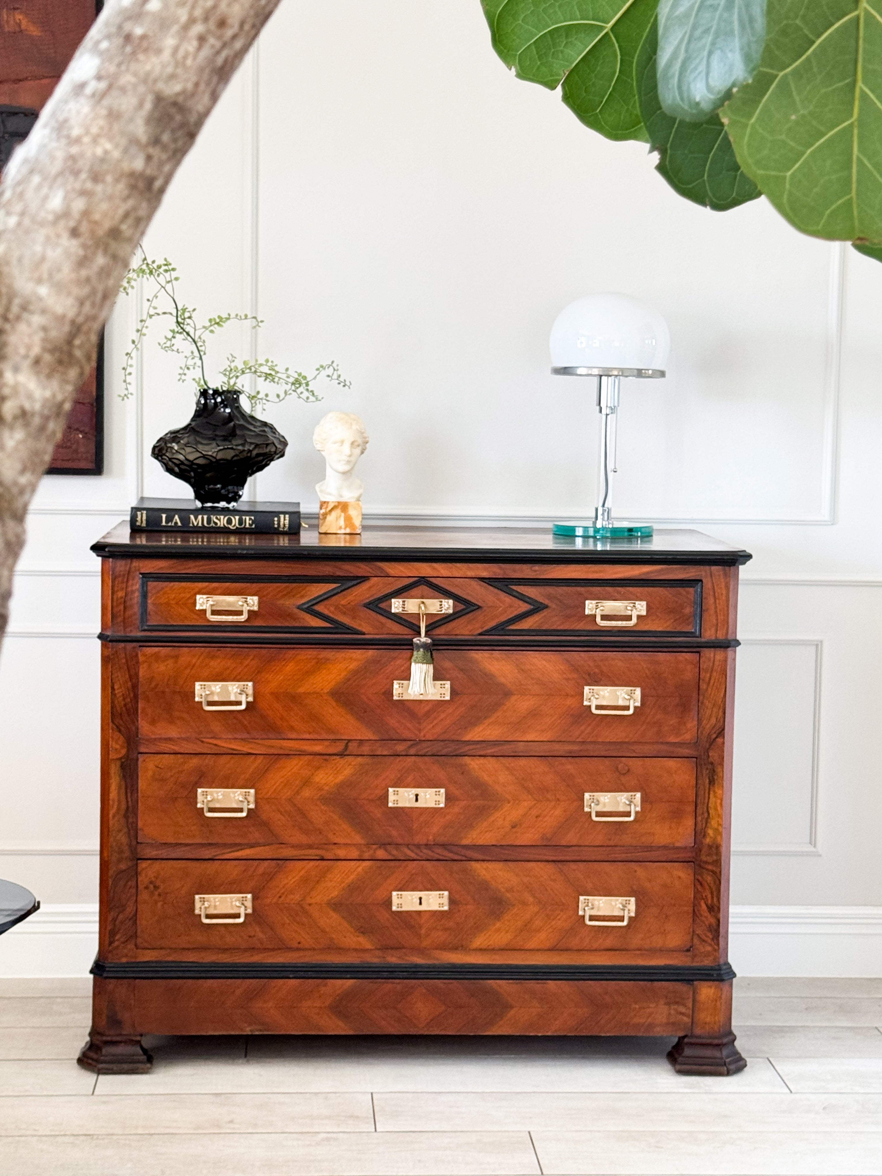 ELEGANTE FRANZÖSISCHE KOMMODE AUS NUSSBAUM
