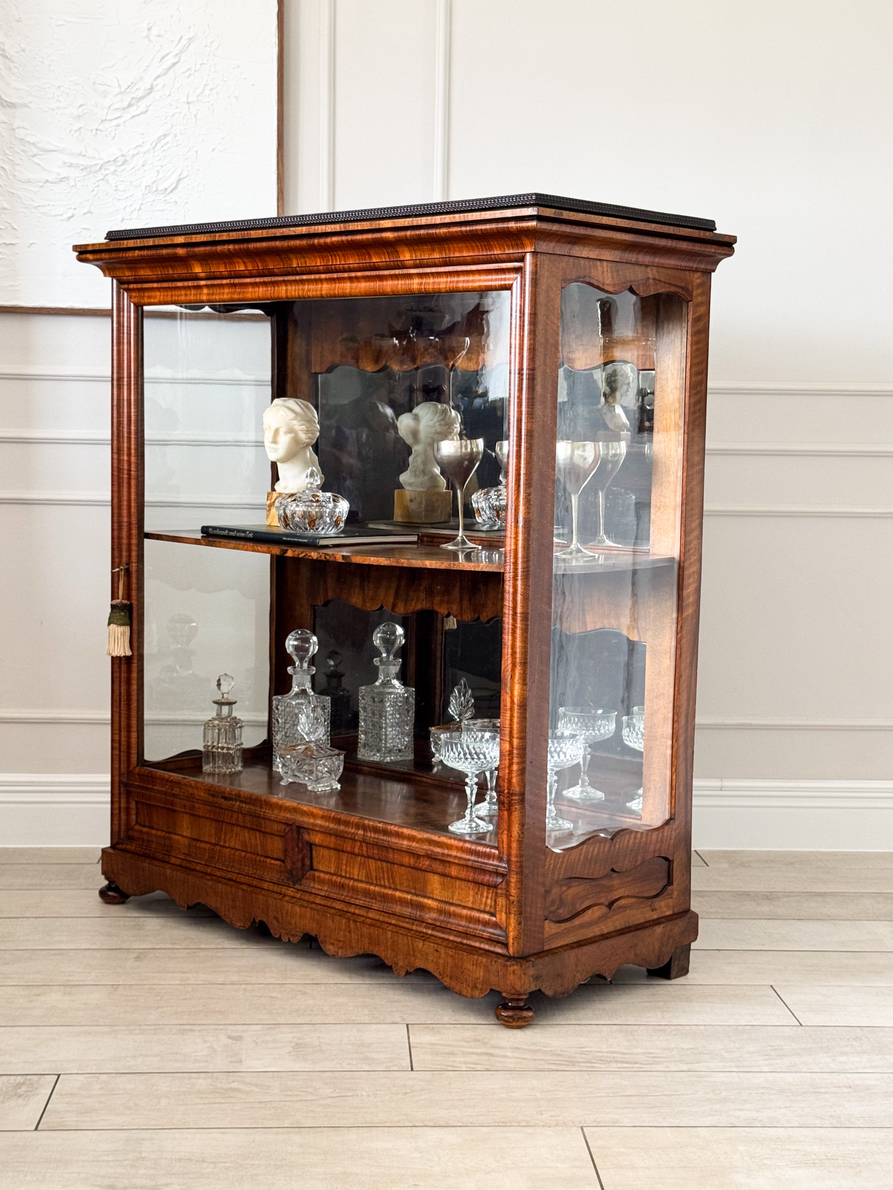 EDLER ANTIKER BIEDERMEIER VITRINENSCHRANK IN NUSSBAUM