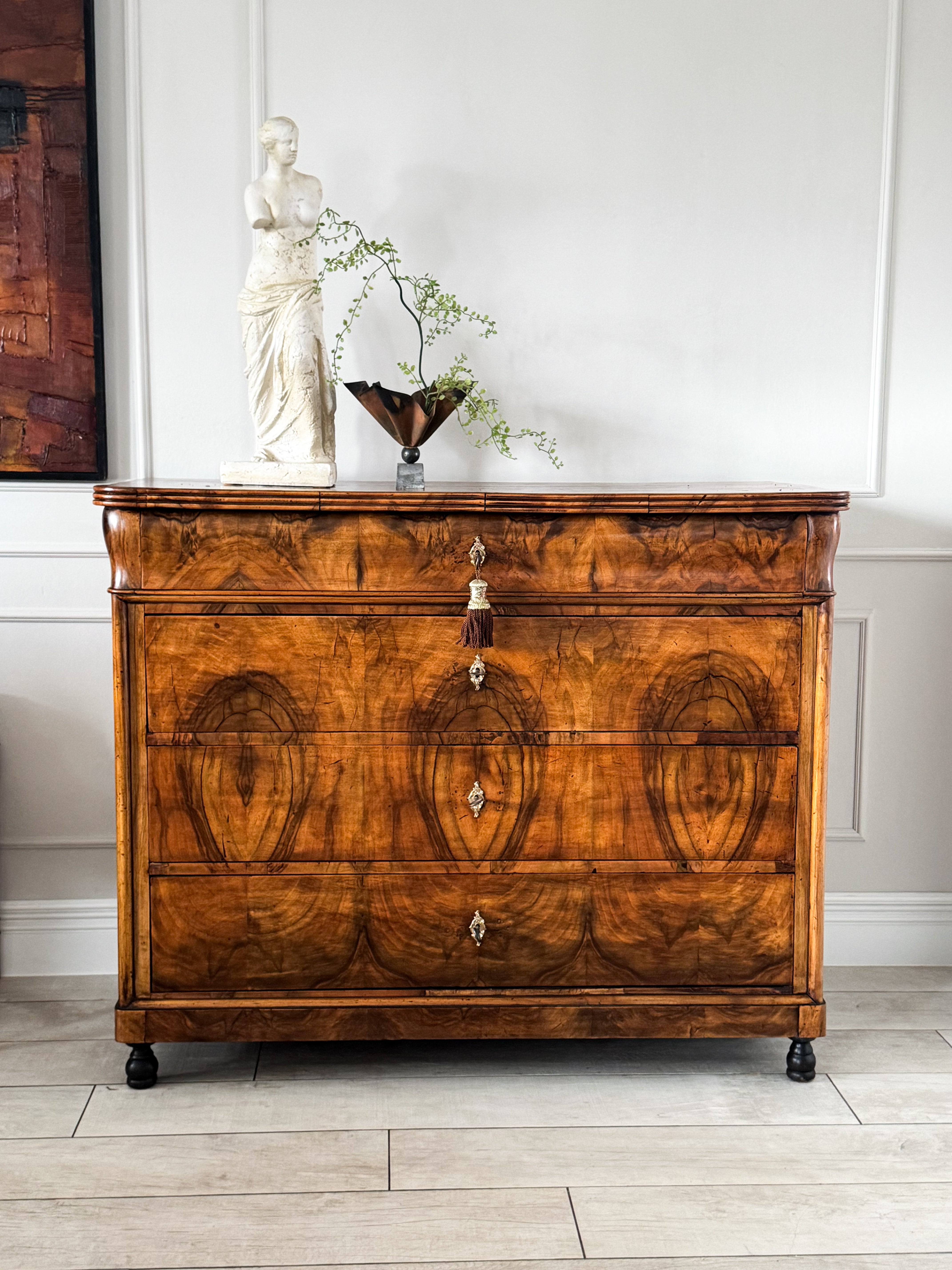ANTIKE FRANZÖSISCHE KOMMODE AUS NUSSBAUM