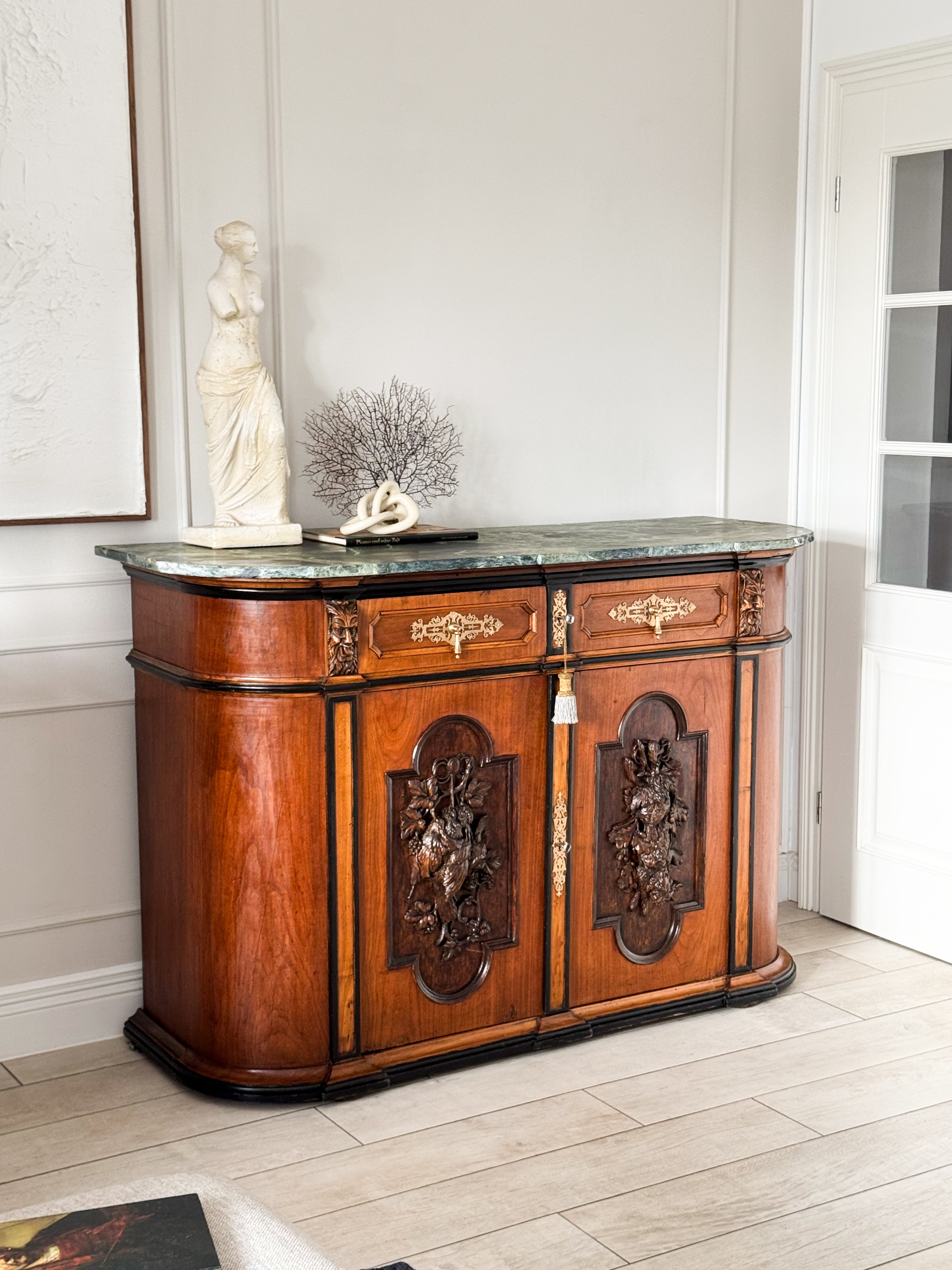 AUSGEFALLENE ANTIKE ANRICHTE MIT MARMORPLATTE