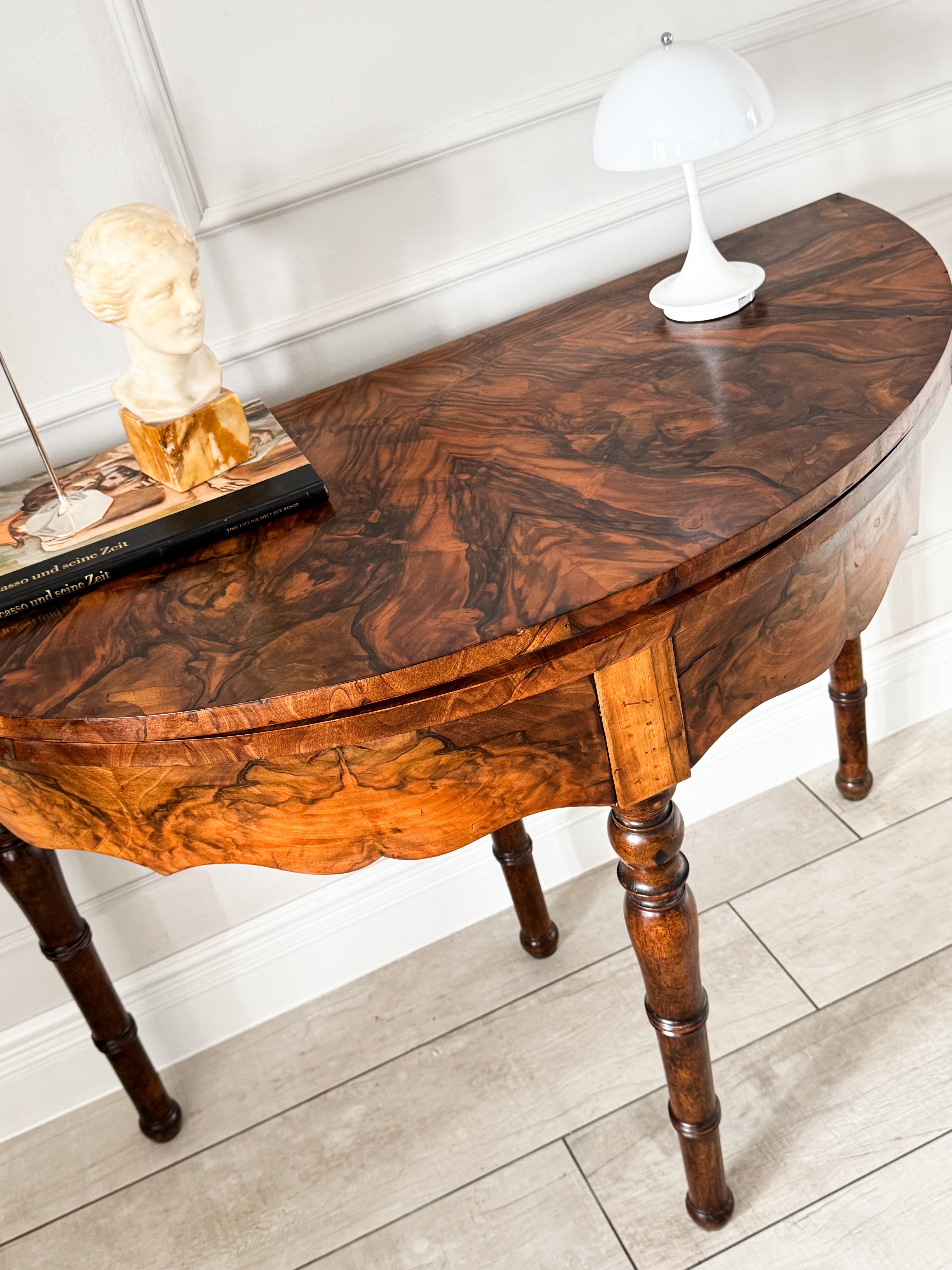 ANTIKER DEMI LUNE TISCH NUSSBAUM MIT SCHÖNER MASERUNG