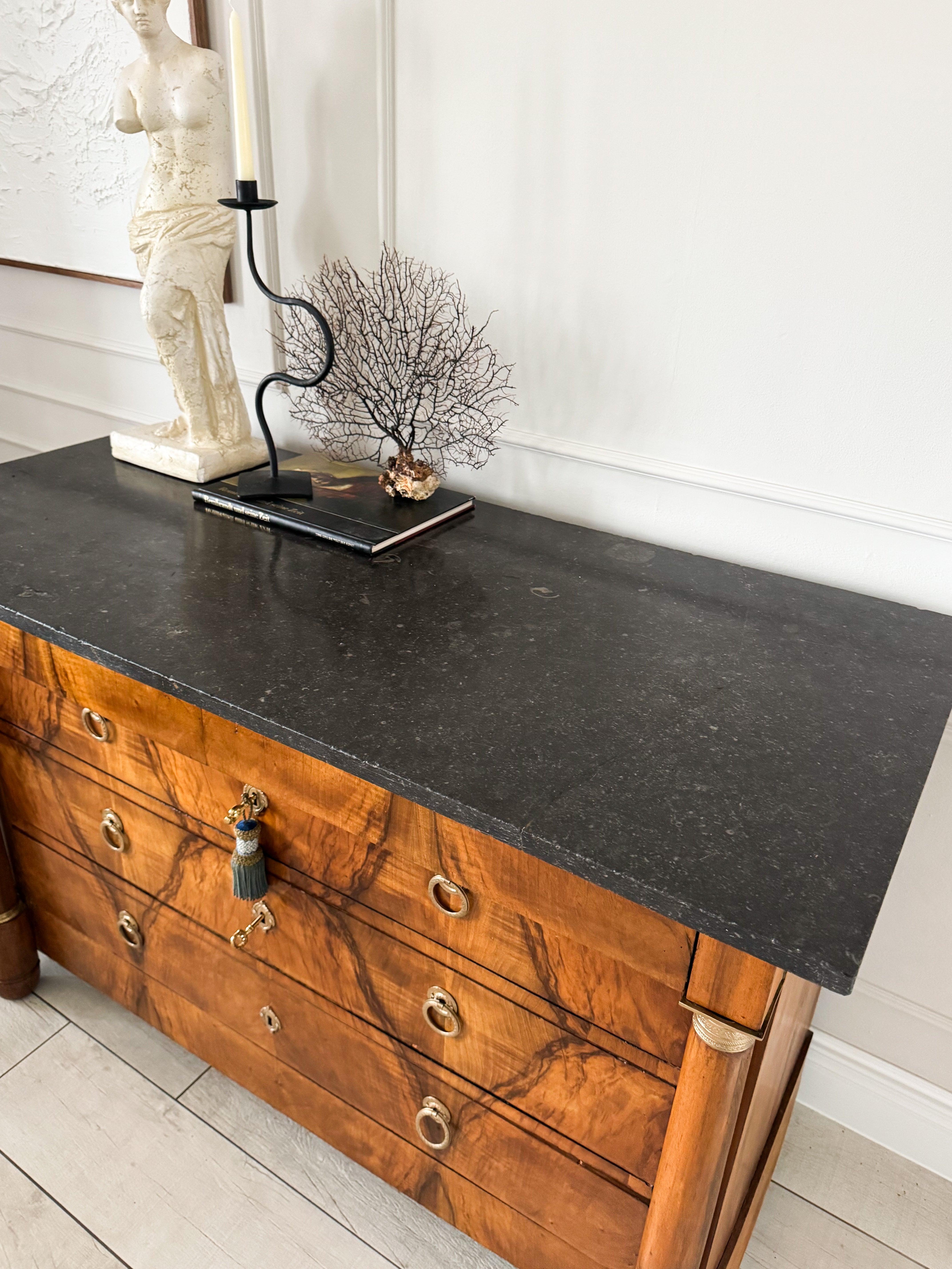 ANTIKE EMPIRE KOMMODE MIT MARMORPLATTE NUSSBAUM