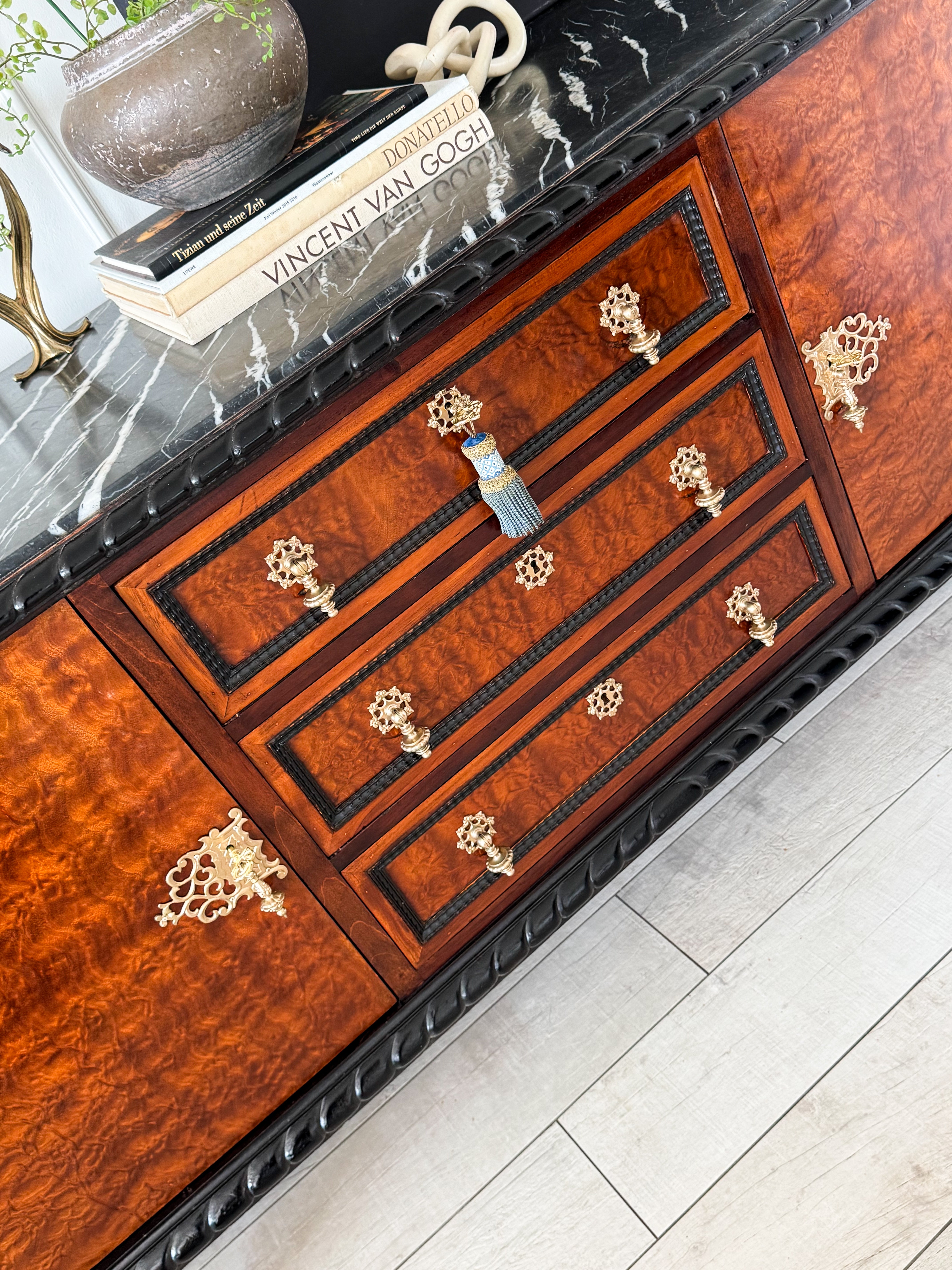 AUSGEFALLENES ANTIKES SIDEBOARD MIT MARMORPLATTE