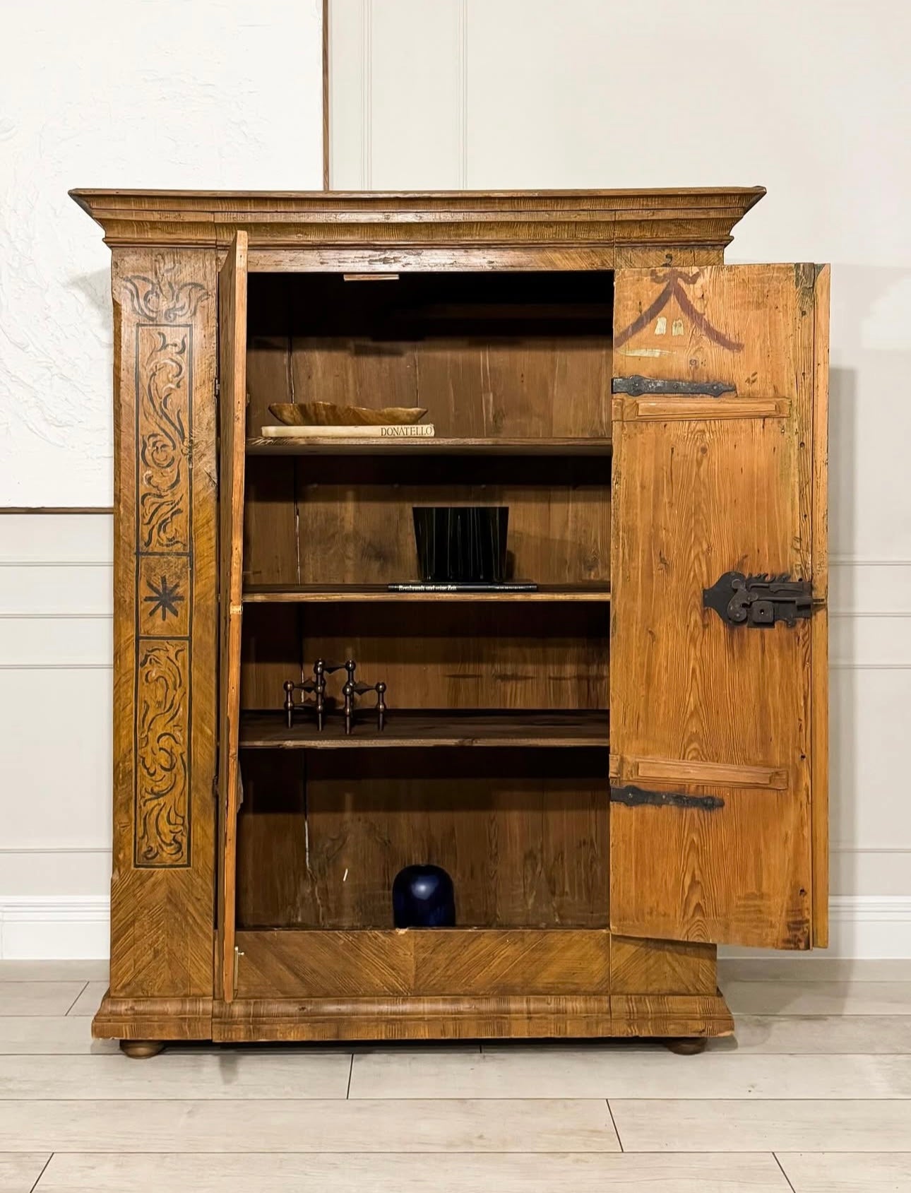 ANTIKER BAUERNSCHRANK AUS DER BAROCKZEIT HANDBEMALT 1782