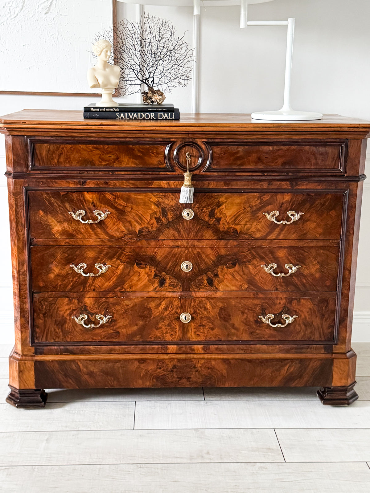 ELEGANT ANTIQUE FRENCH WALNUT COMMODE
