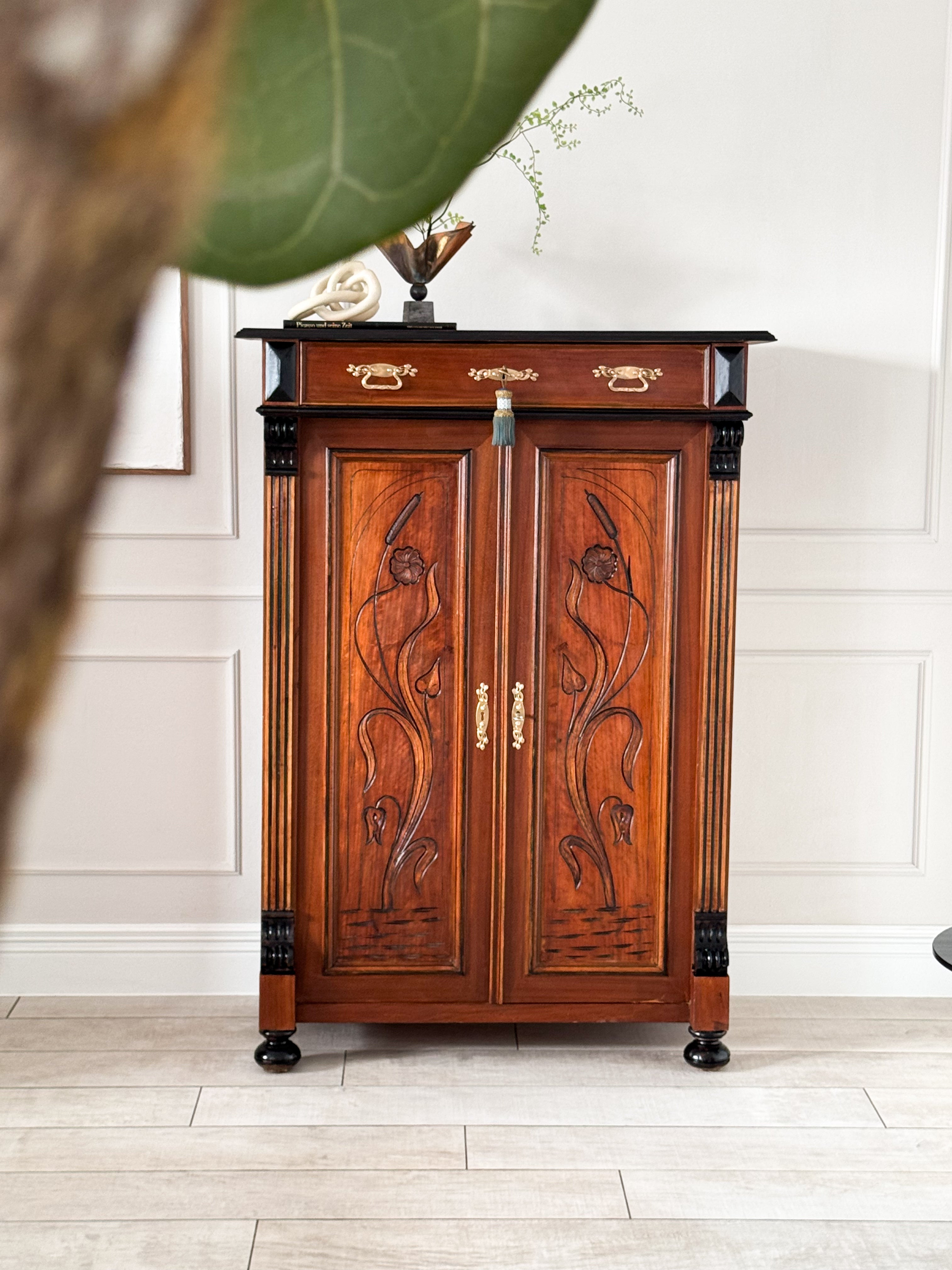 ANTIKER VERTIKOSCHRANK IN NUSSBAUM GRÜNDERZEIT