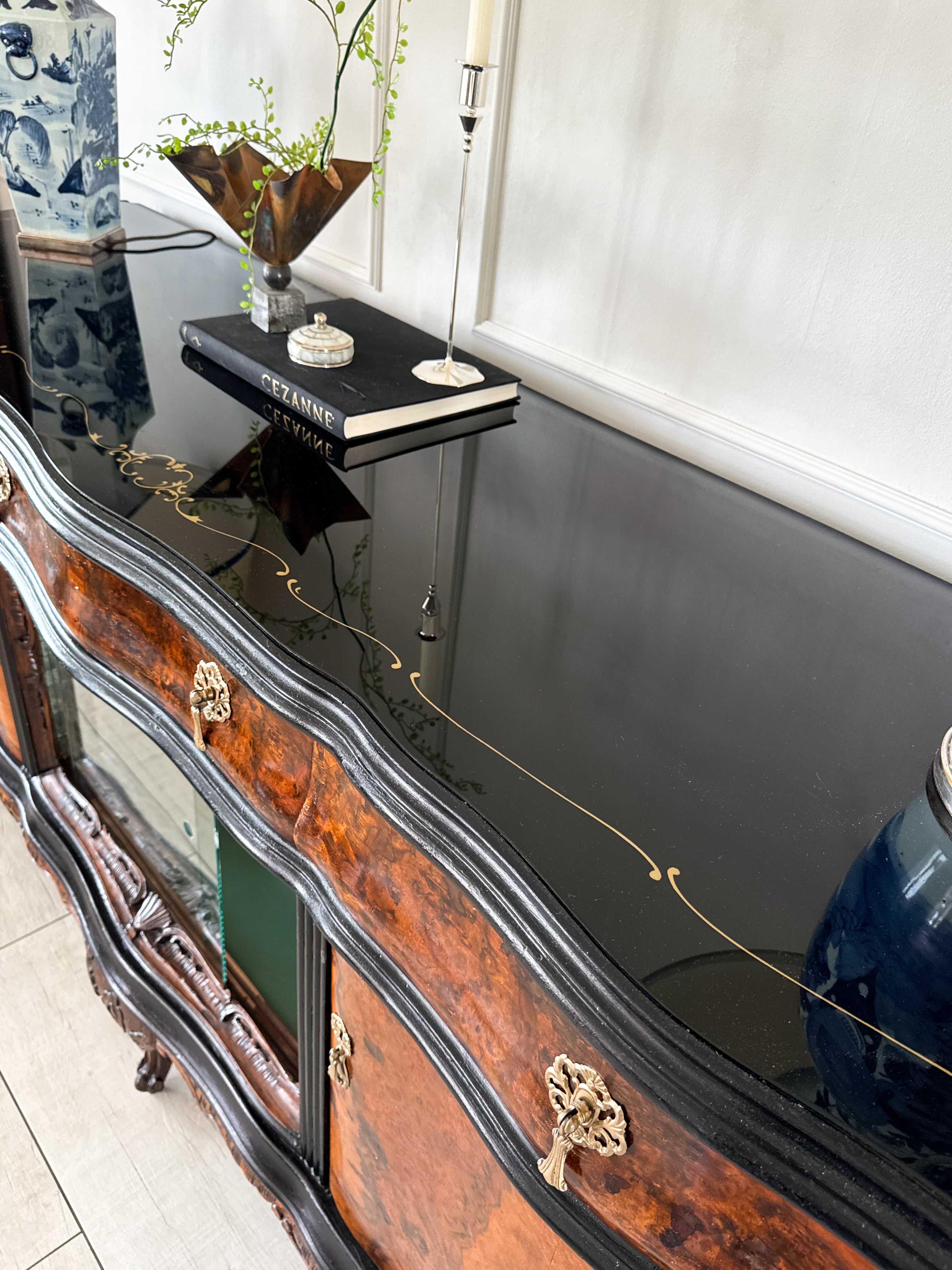 AUSGEFALLENES ANTIKES SIDEBOARD MIT BAR