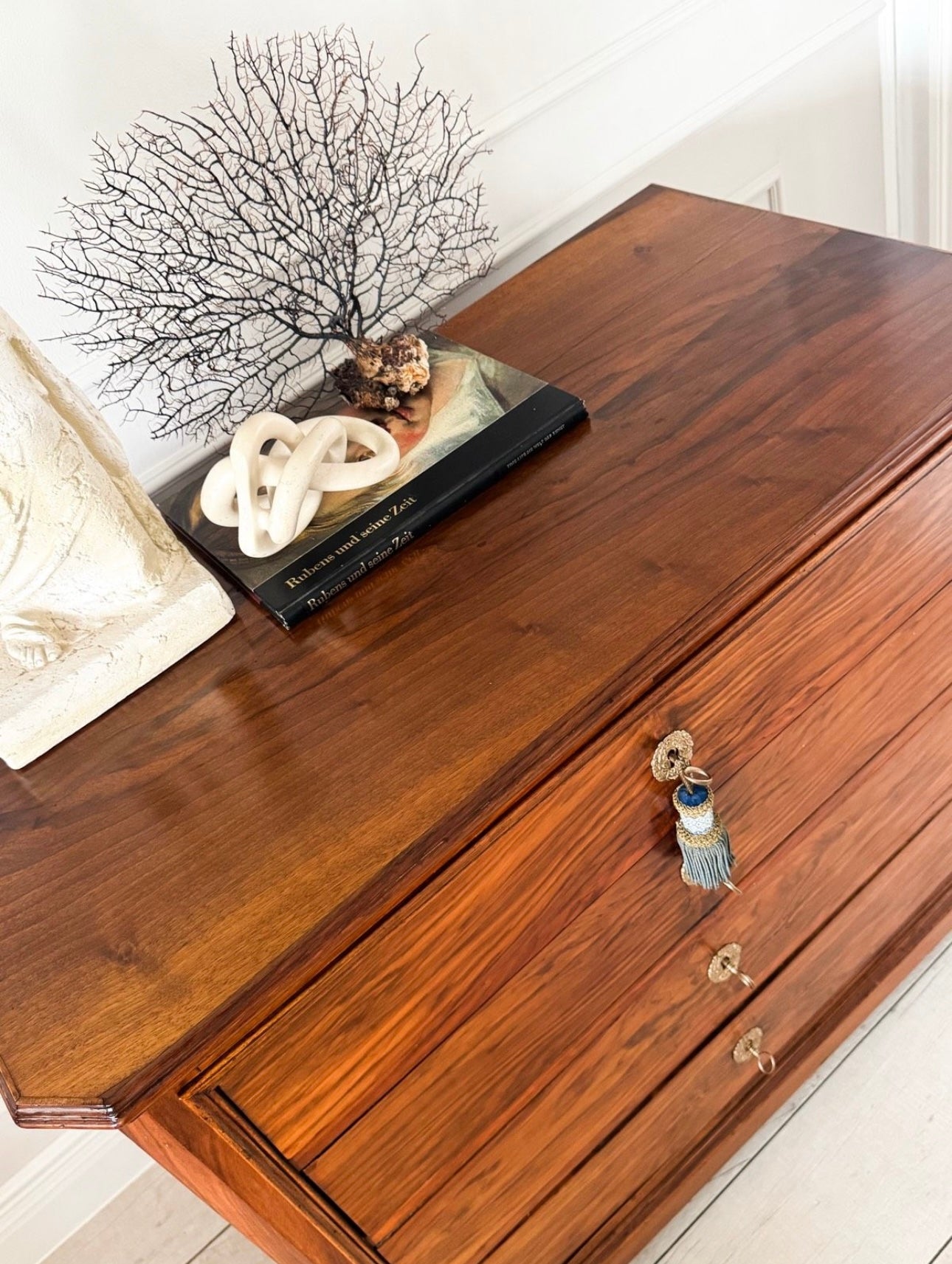 ANTIQUE BEAUTIFUL CHEST OF DRAWERS MADE OF WALNUT