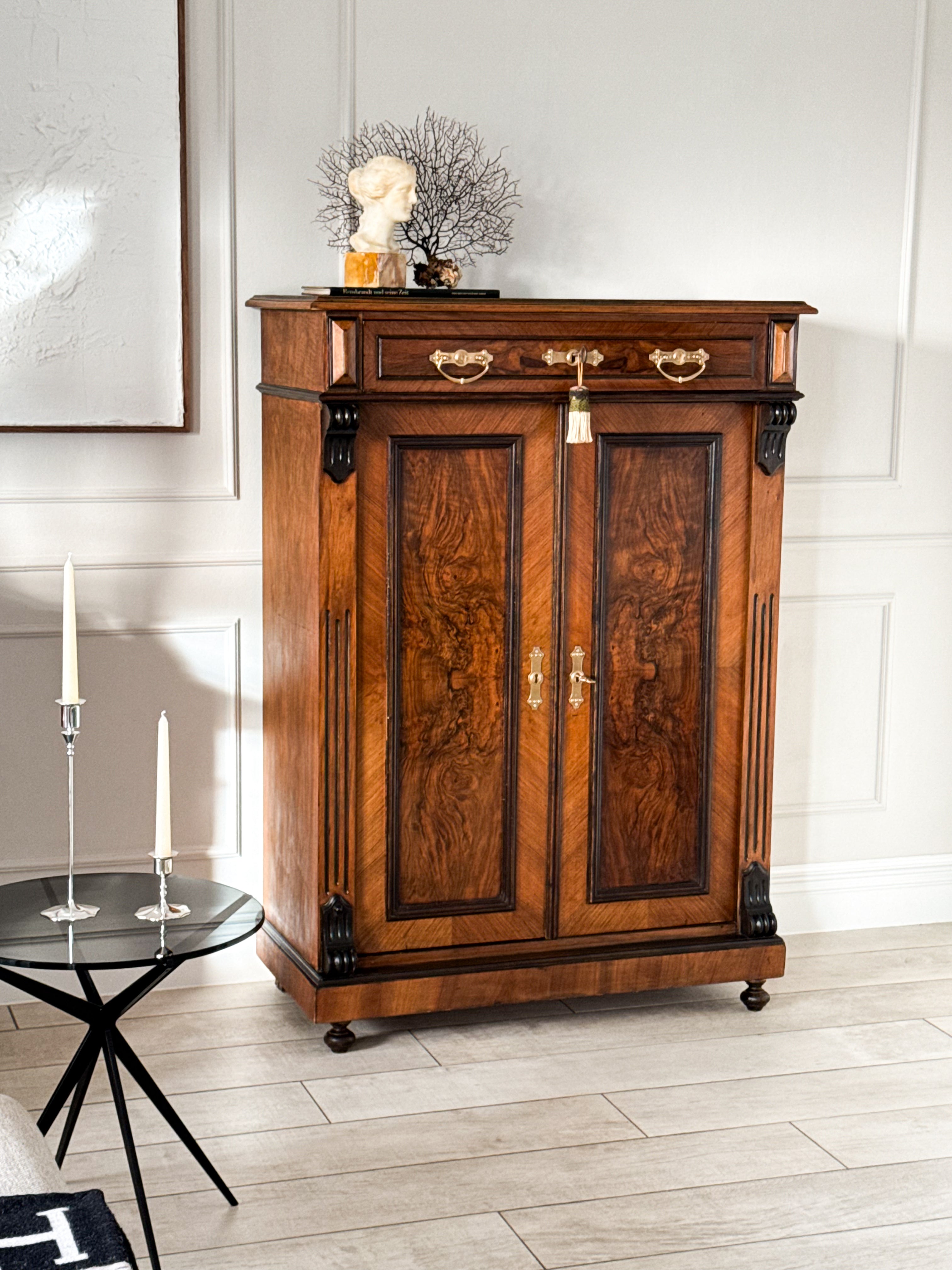 ANTIKER VERTIKOSCHRANK IN NUSSBAUM GRÜNDERZEIT