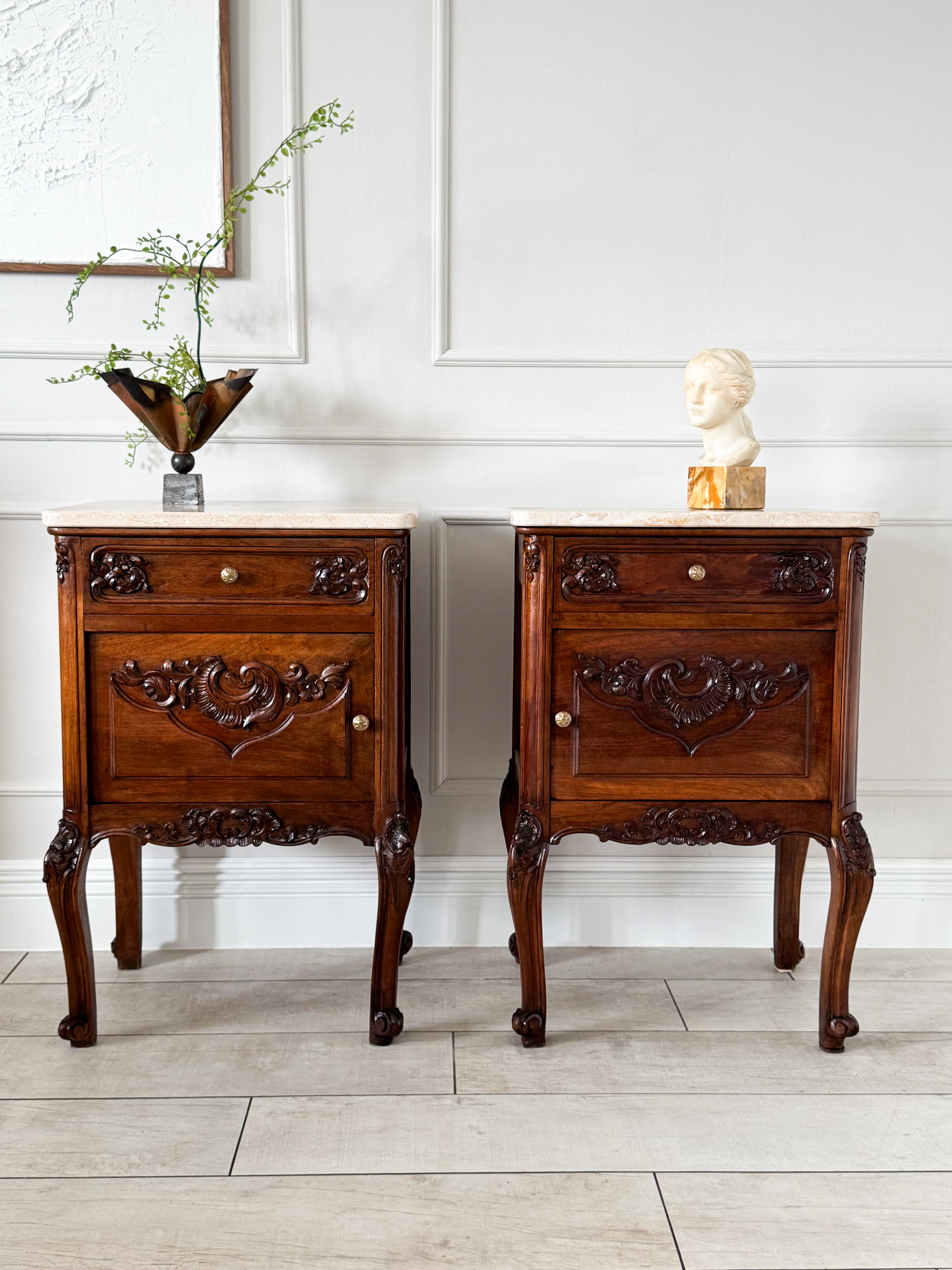 ANTIKE NACHTTISCHE AUS MASSIVEM NUSSBAUM MIT STEINPLATTE