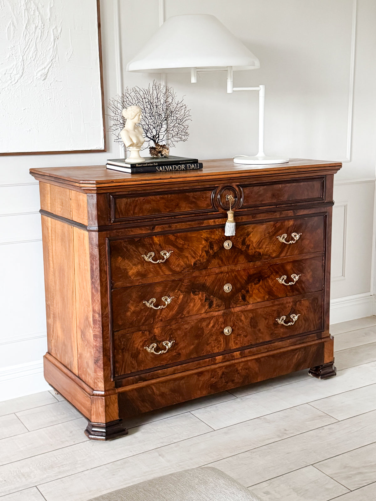 ELEGANT ANTIQUE FRENCH WALNUT COMMODE