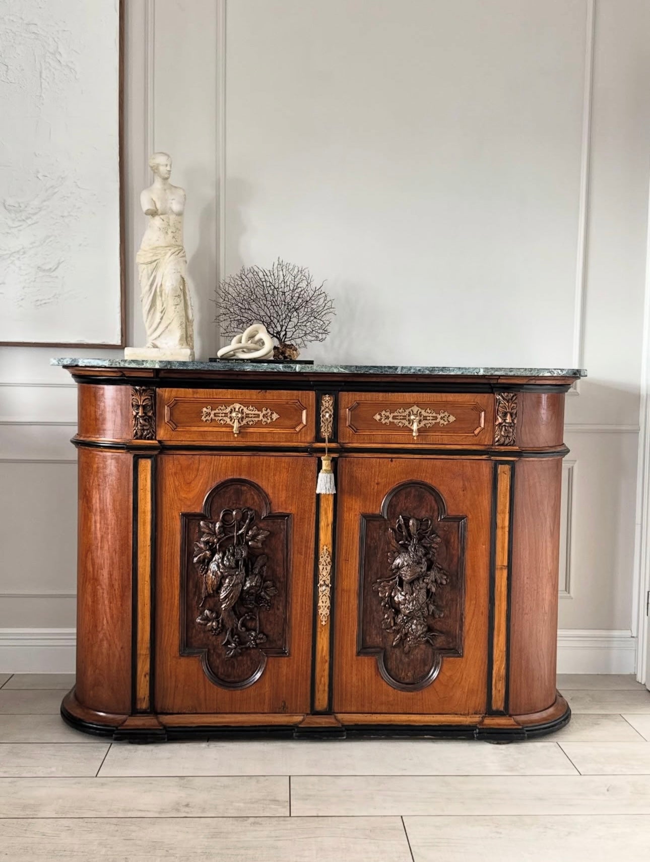 AUSGEFALLENE ANTIKE ANRICHTE MIT MARMORPLATTE