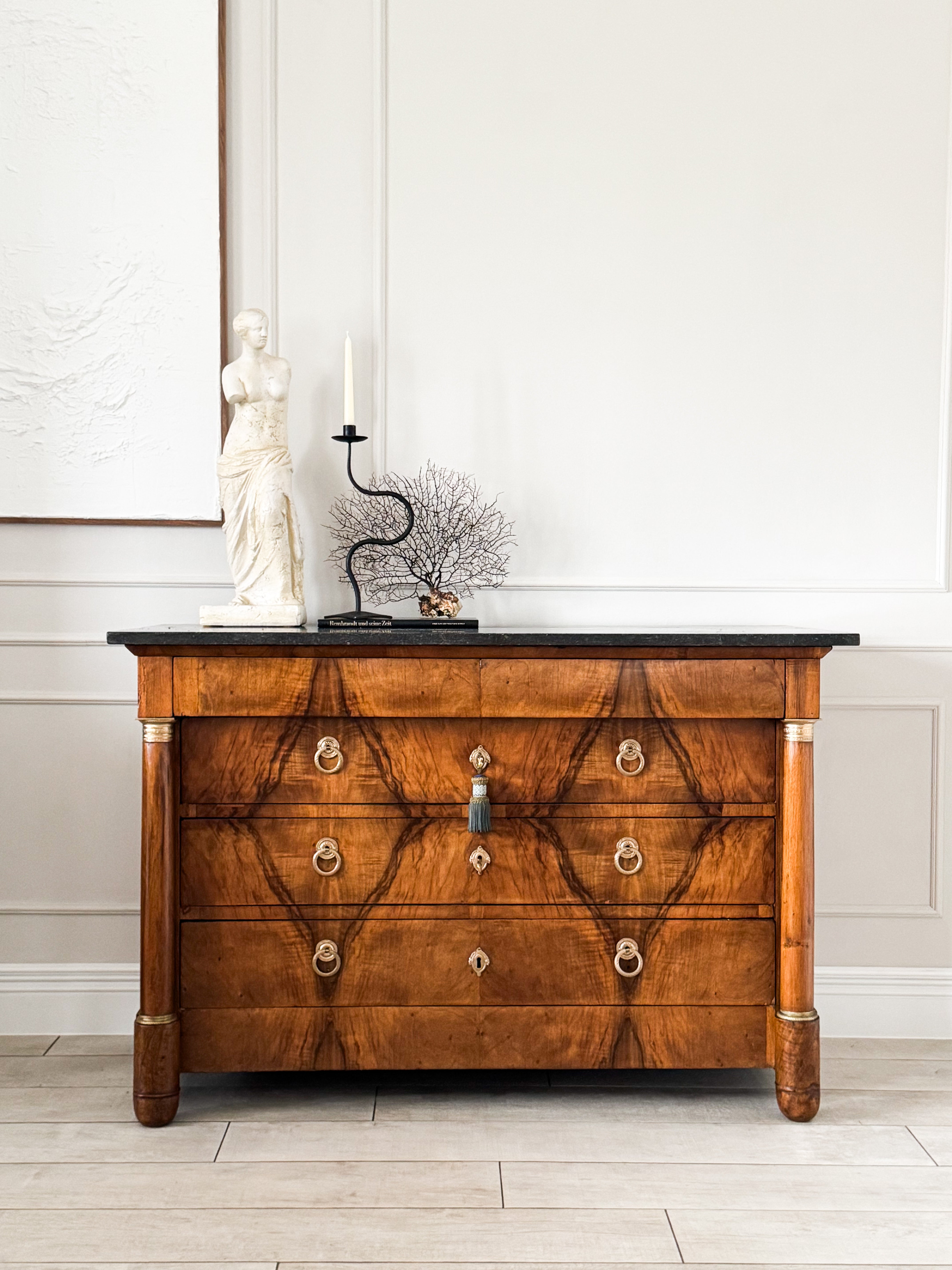 ANTIKE EMPIRE KOMMODE MIT MARMORPLATTE NUSSBAUM