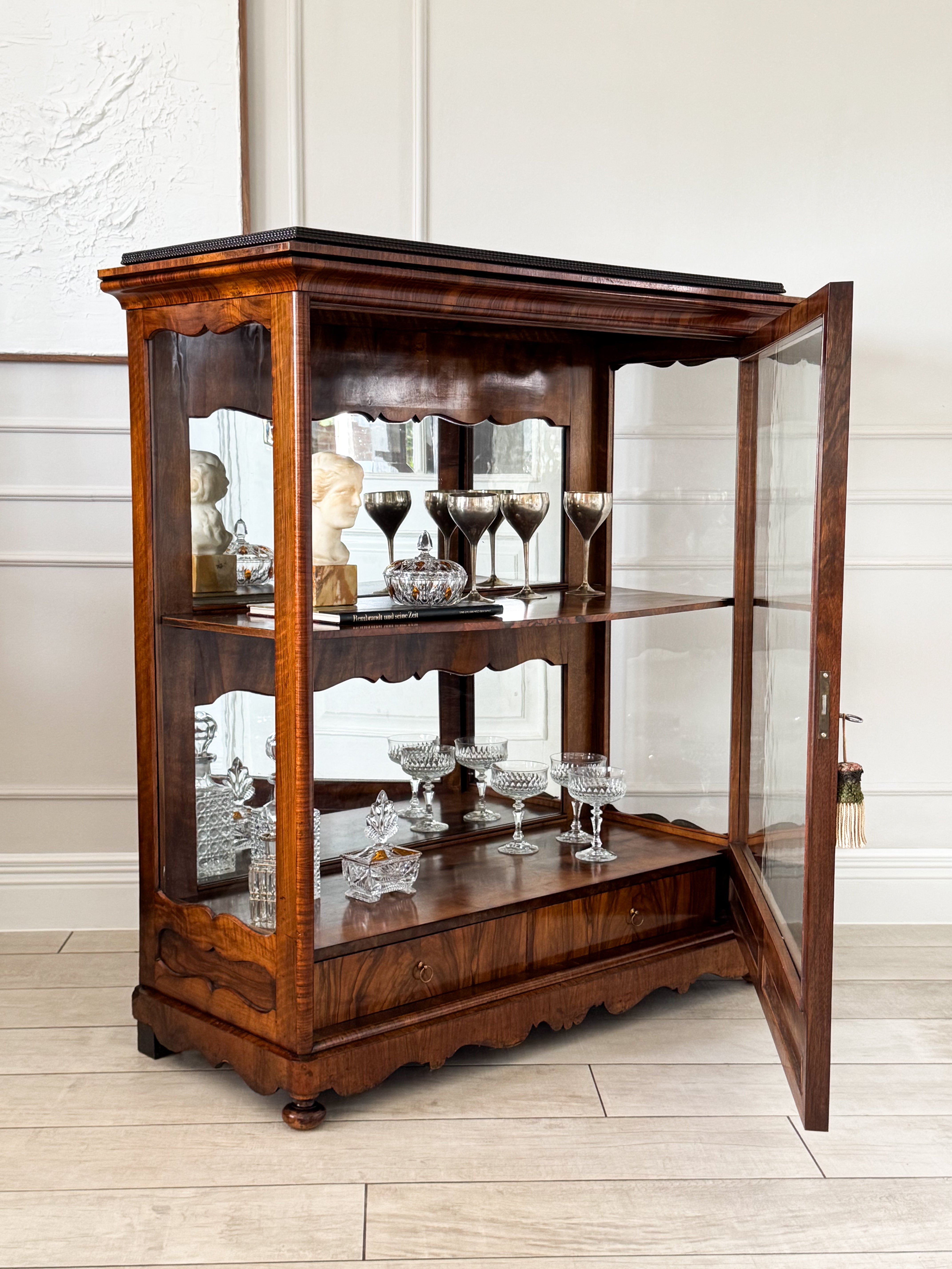 EDLER ANTIKER BIEDERMEIER VITRINENSCHRANK IN NUSSBAUM