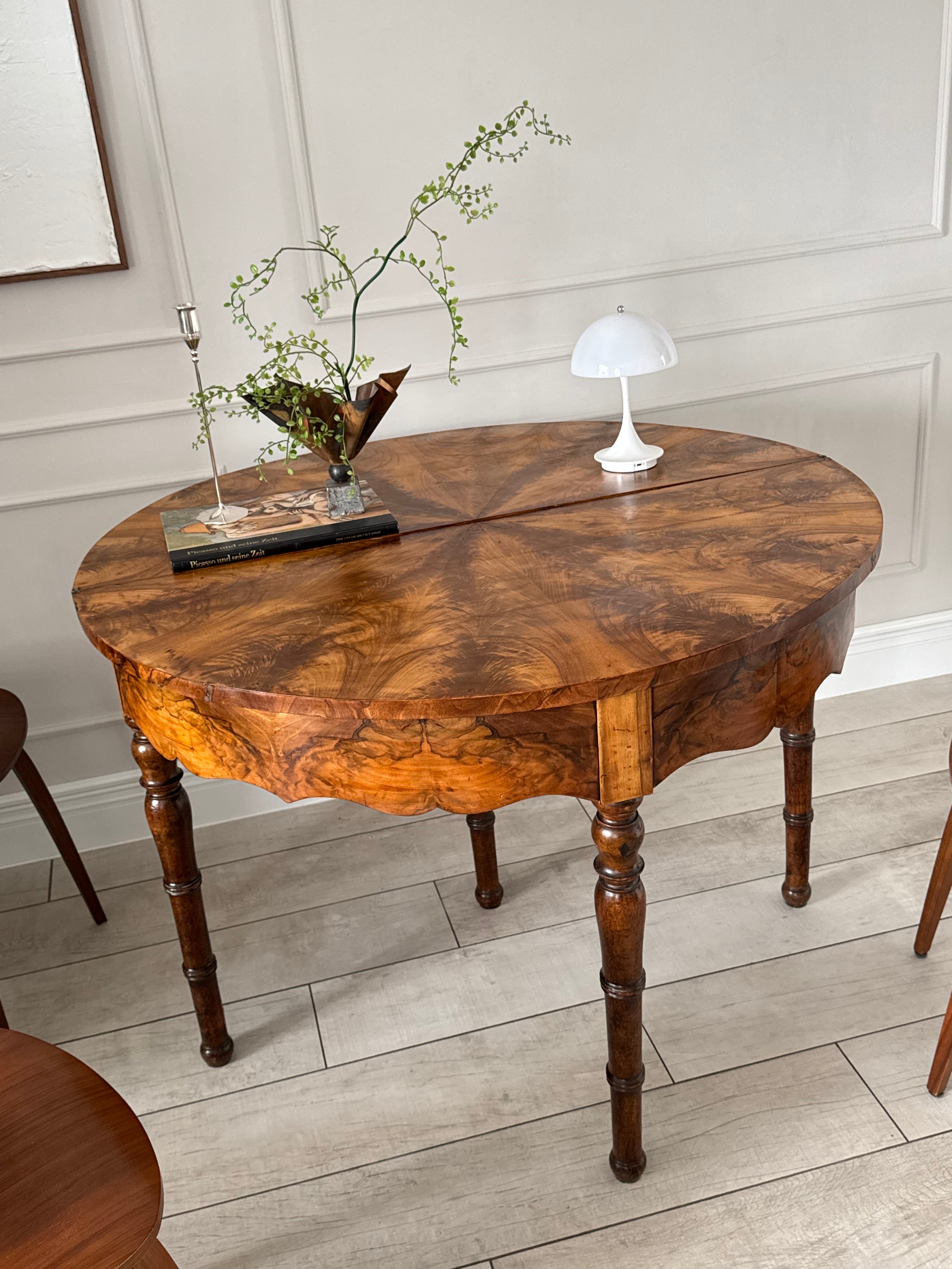 ANTIKER DEMI LUNE TISCH NUSSBAUM MIT SCHÖNER MASERUNG