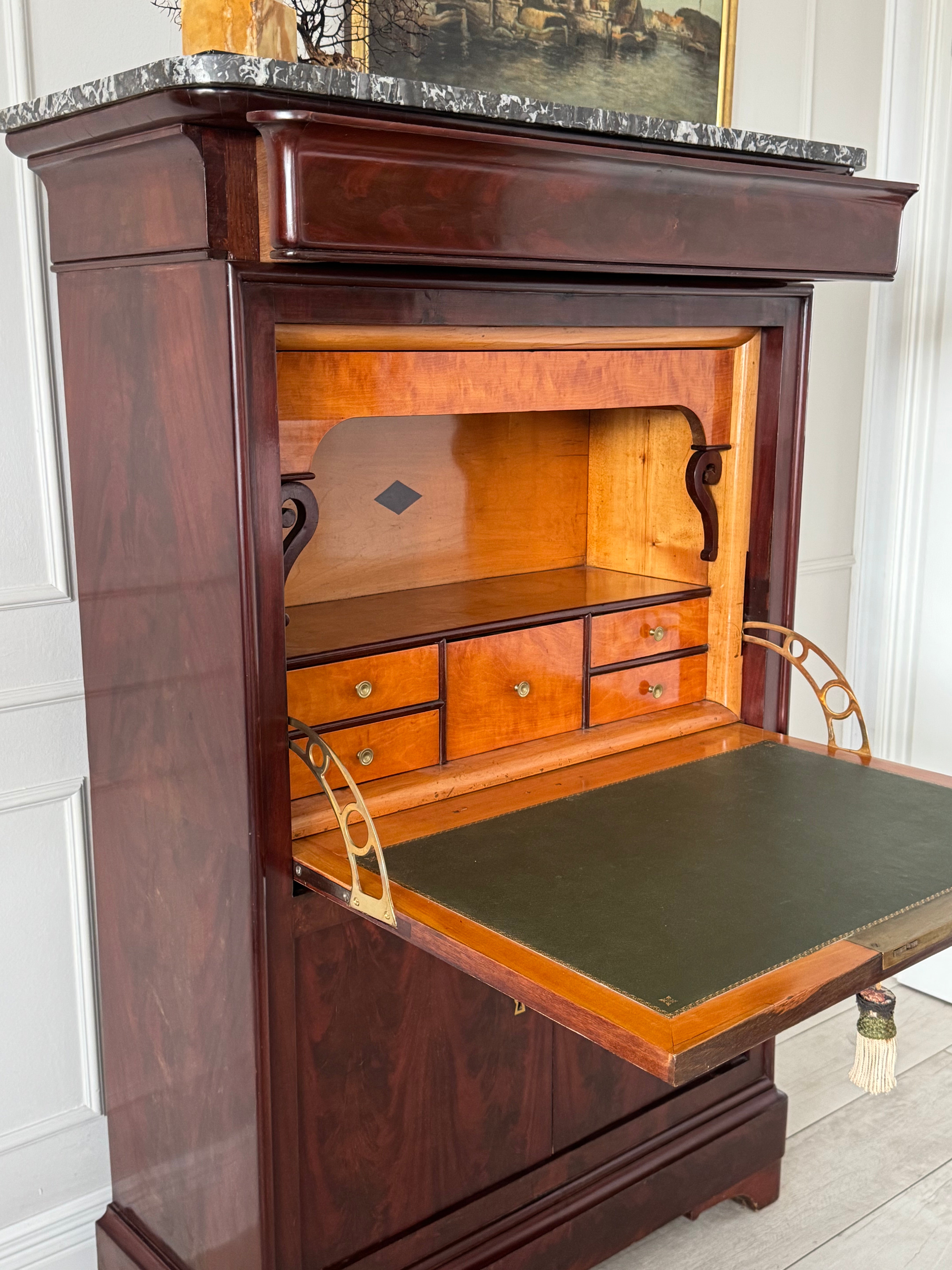 ANTIKER BIEDERMEIER SEKRETÄR AUS MAHAGONIHOLZ MIT MARMORPLATTE