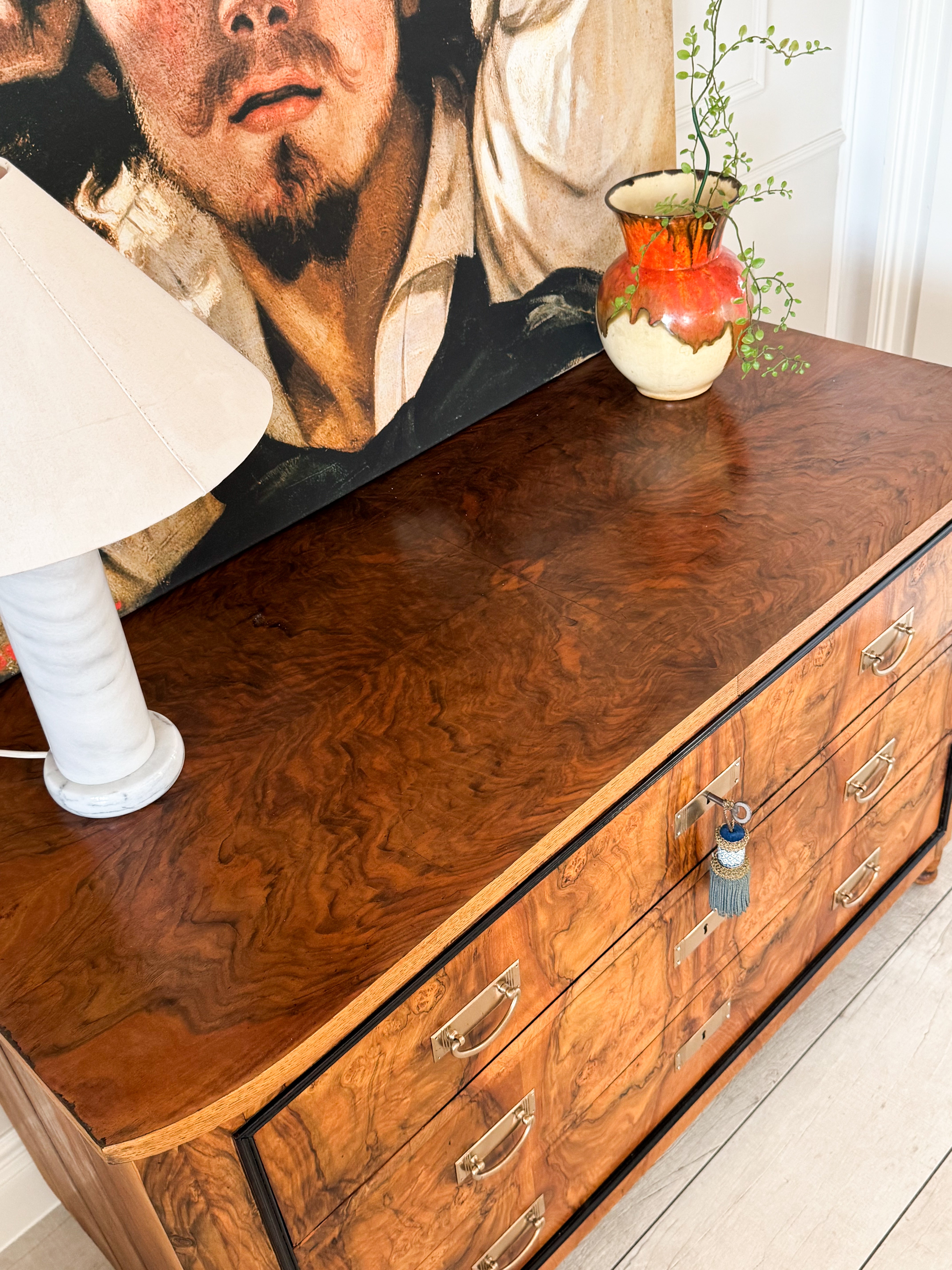 ANTIKE FRANZÖSISCHE KOMMODE AUS NUSSBAUM