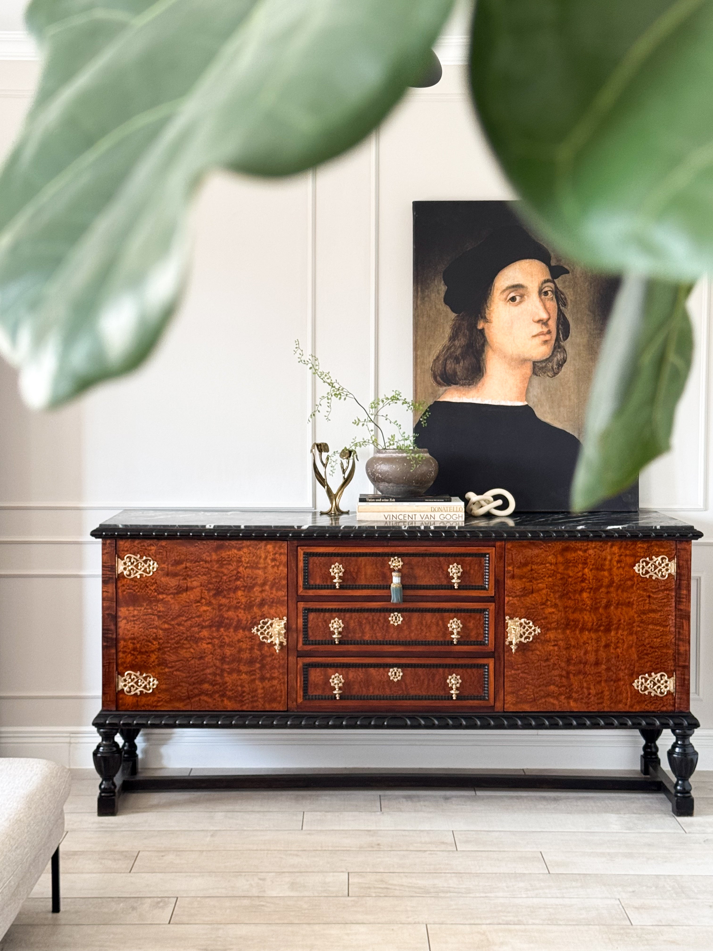 AUSGEFALLENES ANTIKES SIDEBOARD MIT MARMORPLATTE