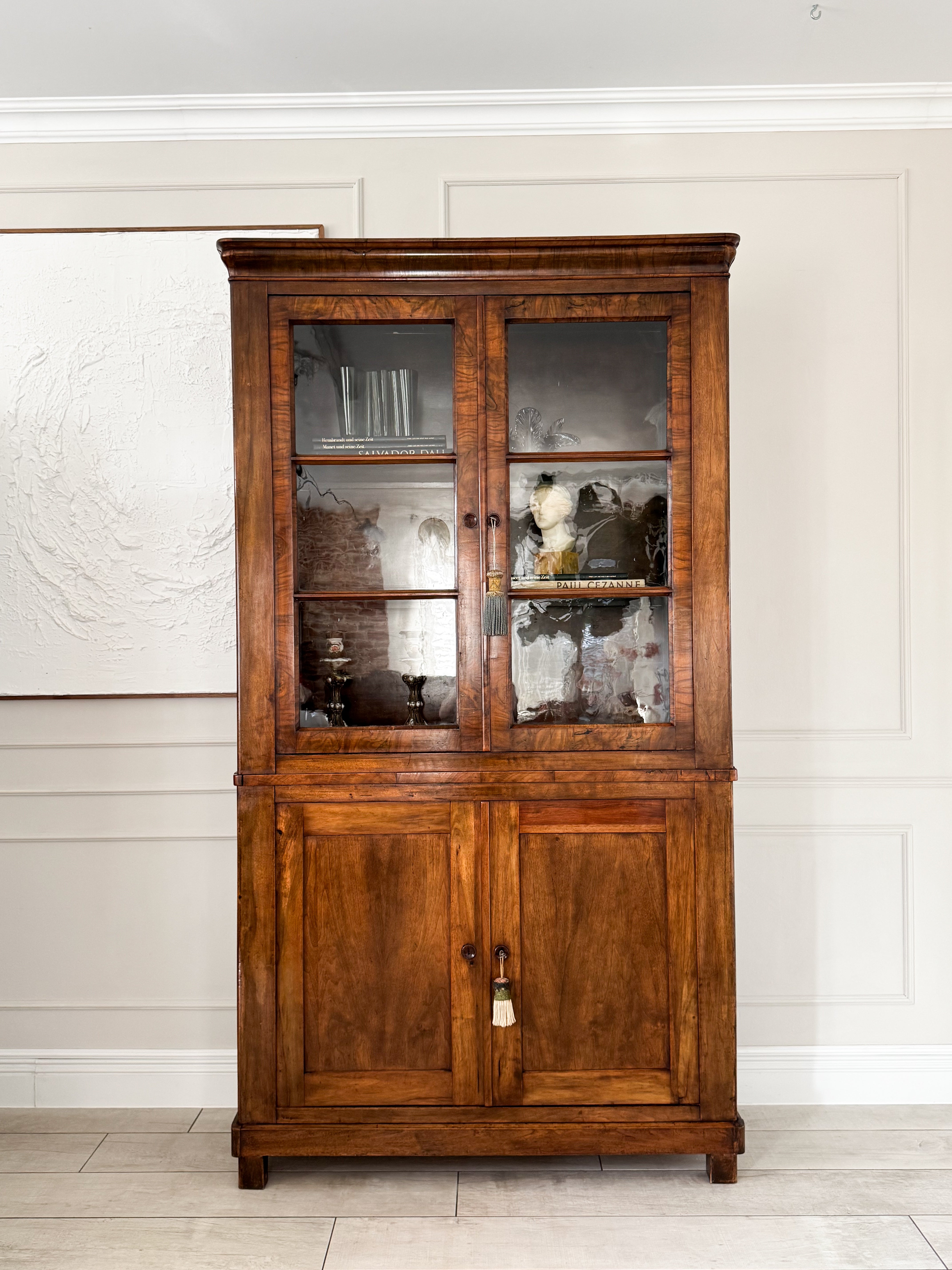 ANTIKER BIEDERMEIER VITRINENSCHRANK BÜCHERSCHRANK NUSSBAUM