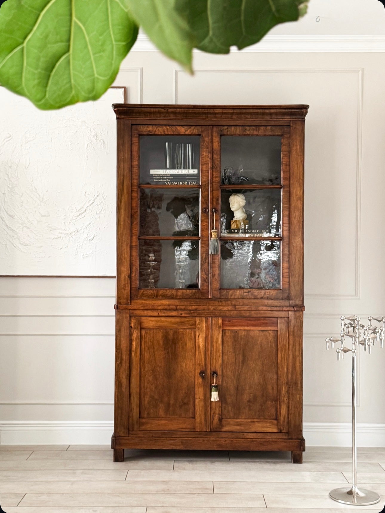 ANTIKER BIEDERMEIER VITRINENSCHRANK BÜCHERSCHRANK NUSSBAUM