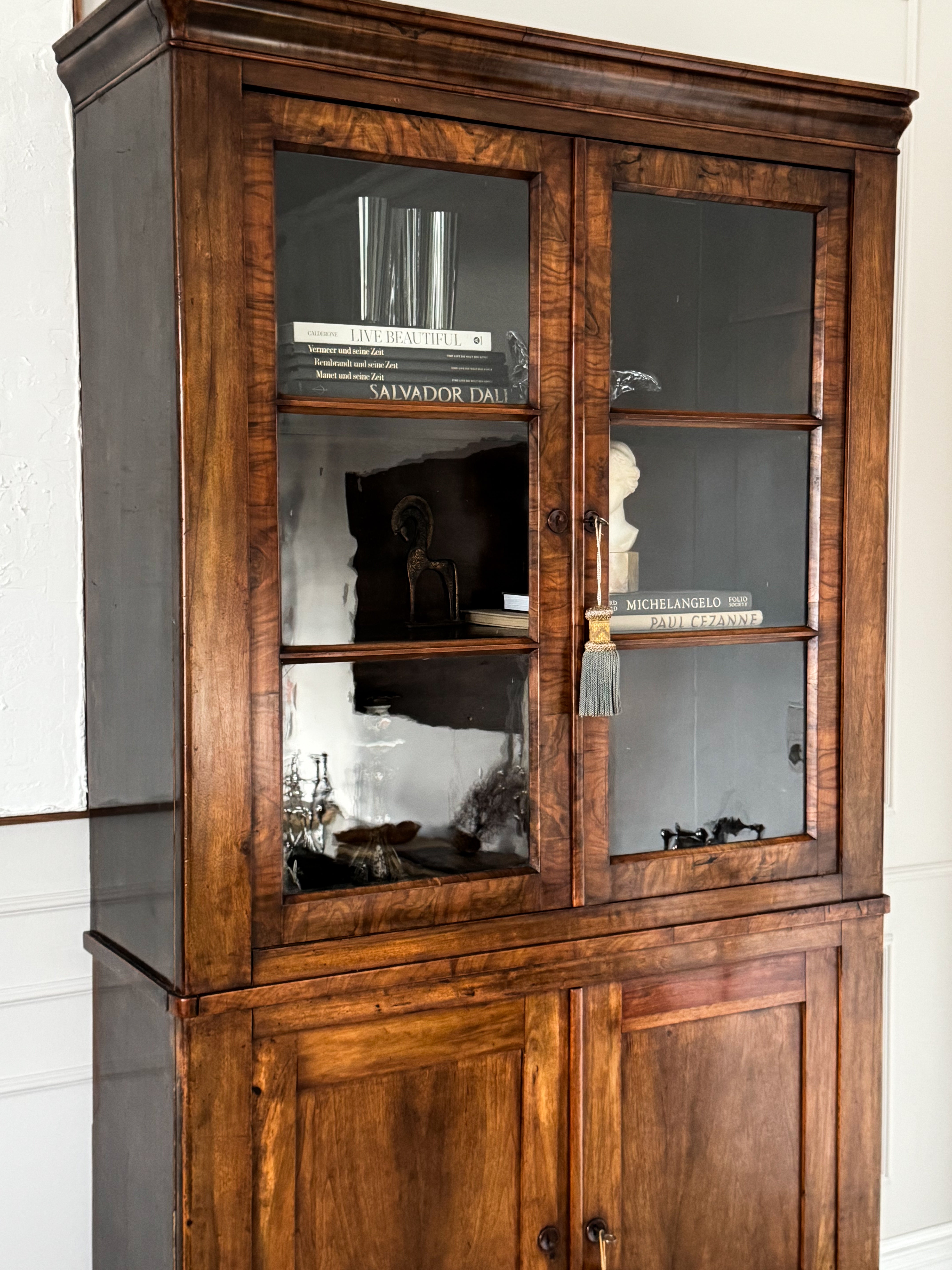 ANTIKER BIEDERMEIER VITRINENSCHRANK BÜCHERSCHRANK NUSSBAUM